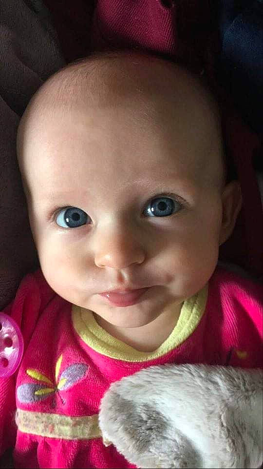 Malika participe au concours pour gagner de l'argent avec cette photo : baby, beauty, cheek, child, chin, close_up, eye, eyebrow, face, facial_expression, forehead, hair, head, lip, mouth, nose, person, pink, skin, smile