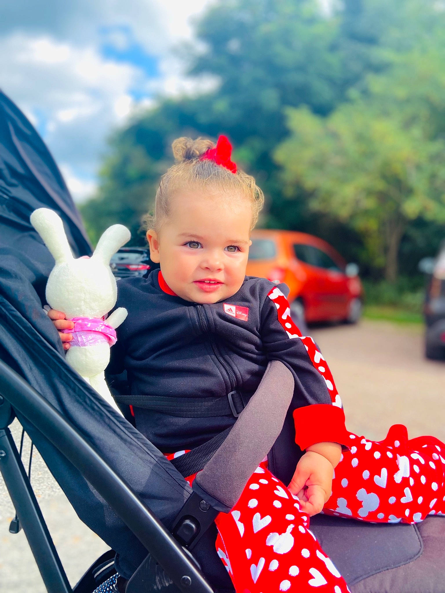 Amelia a rejoint le concours — aidez-le/la à gagner de superbes lots ! baby, child, cloud, electric_blue, flash_photography, fun, gesture, grass, hairstyle, happy, leisure, person, plant, recreation, red, sky, smile, summer, toddler, travel