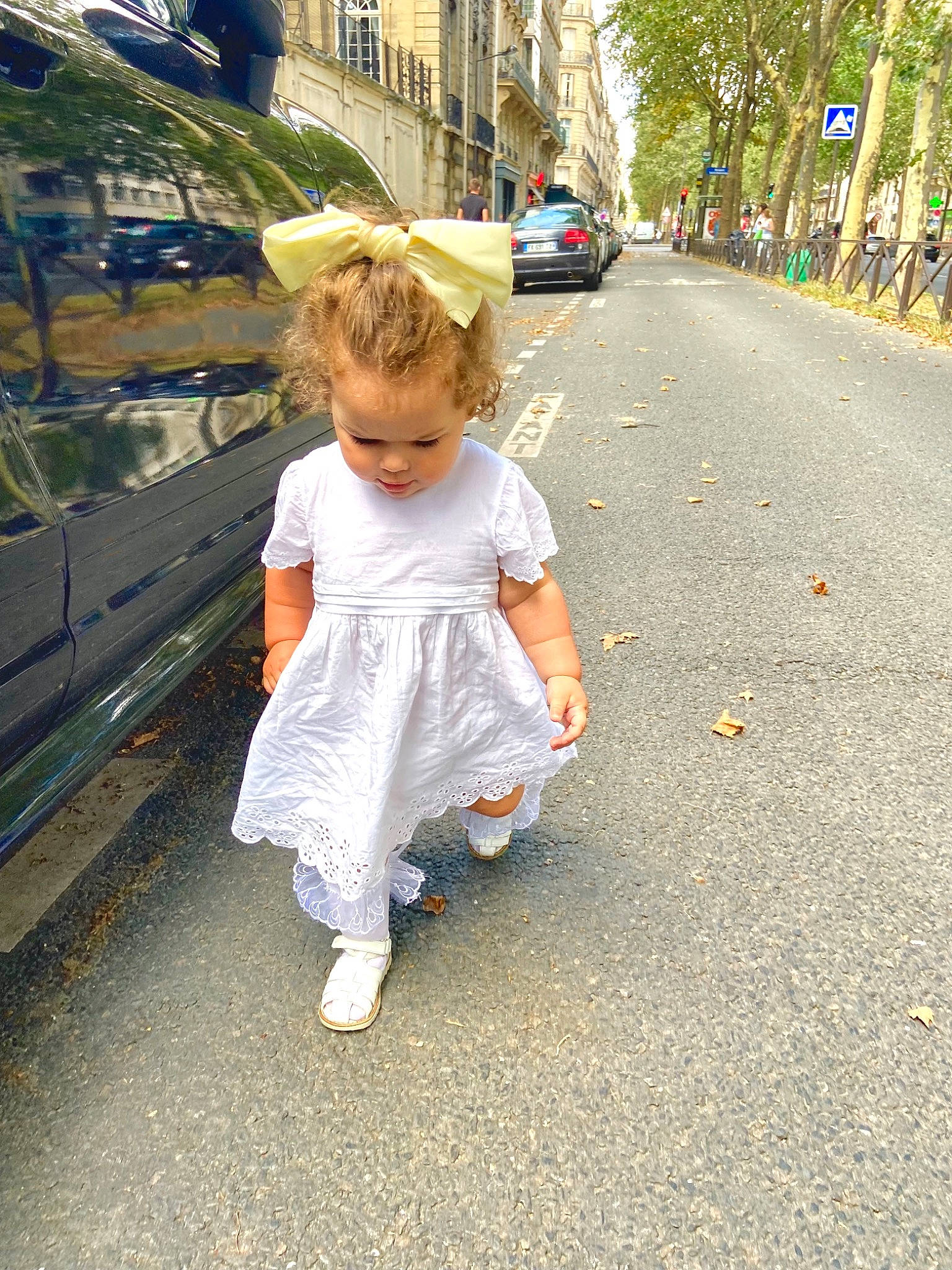 Amelia participe au concours pour gagner de l'argent avec cette photo : asphalt, car, child, electric_blue, fun, happy, leisure, pedestrian, person, plant, recreation, road, road_surface, rolling, sidewalk, standing, street_fashion, toddler, travel, tree