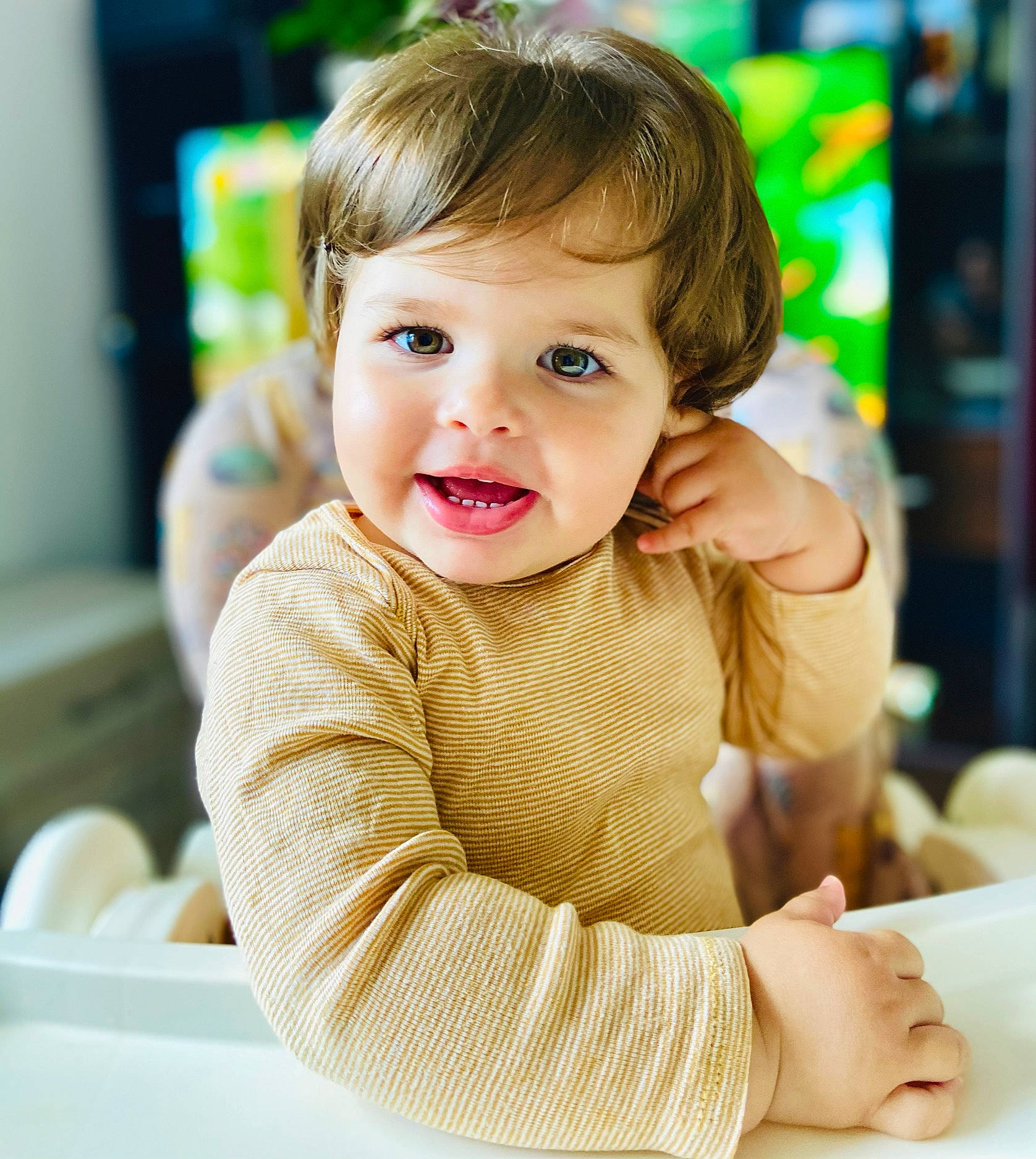 Amelia participe au concours pour gagner de l'argent avec cette photo : arm, baby, baby_toddler_clothing, cheek, child, elbow, eye, face, finger, fun, gesture, hand, happy, leisure, person, sitting, skin, sleeve, smile, thumb