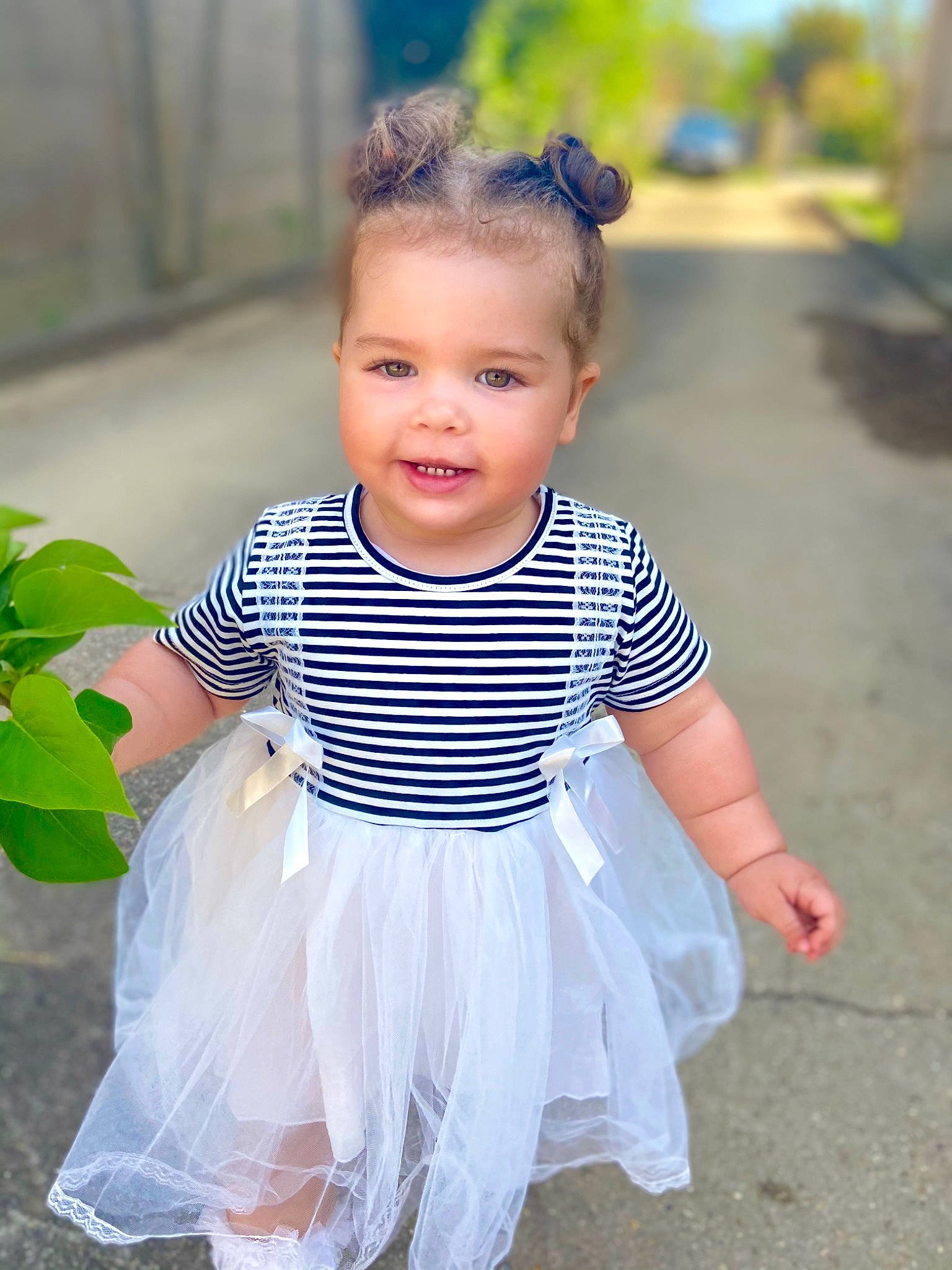 Amelia participe au concours pour gagner de l'argent avec cette photo : baby_toddler_clothing, day_dress, electric_blue, event, face, fashion_design, flash_photography, formal_wear, goggles, grass, happy, head, pattern, person, photograph, sleeve, smile, street_fashion, sunglasses, t_shirt