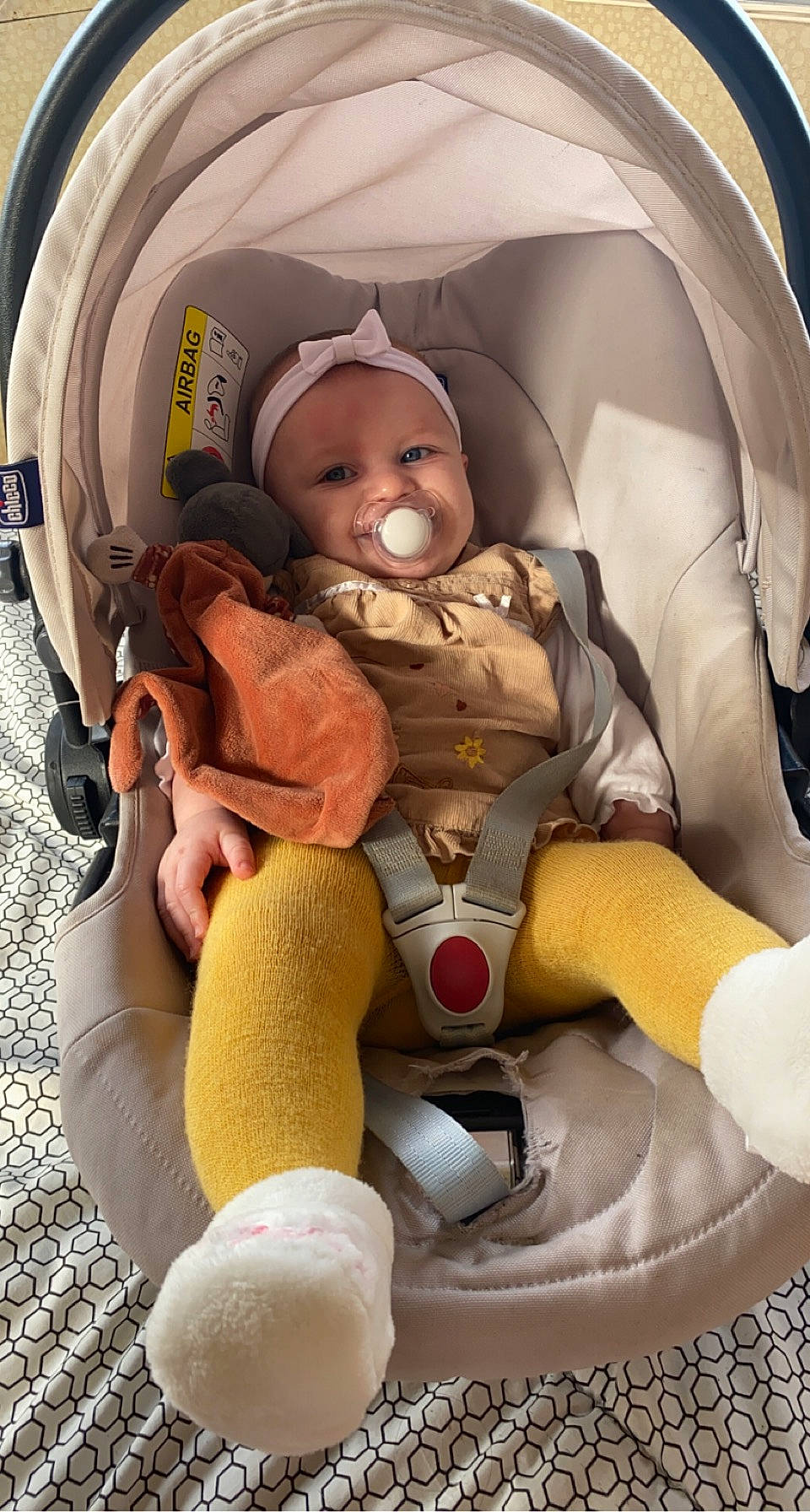 Lyanna a rejoint le concours — aidez-le/la à gagner de superbes lots ! baby, baby_carriage, baby_in_car_seat, baby_products, baby_safety, baby_sleeping, baby_toddler_clothing, car_seat, child, comfort, headwear, infant_bed, person, personal_protective_equipment, product, seat_belt, service, sitting, smile, thigh