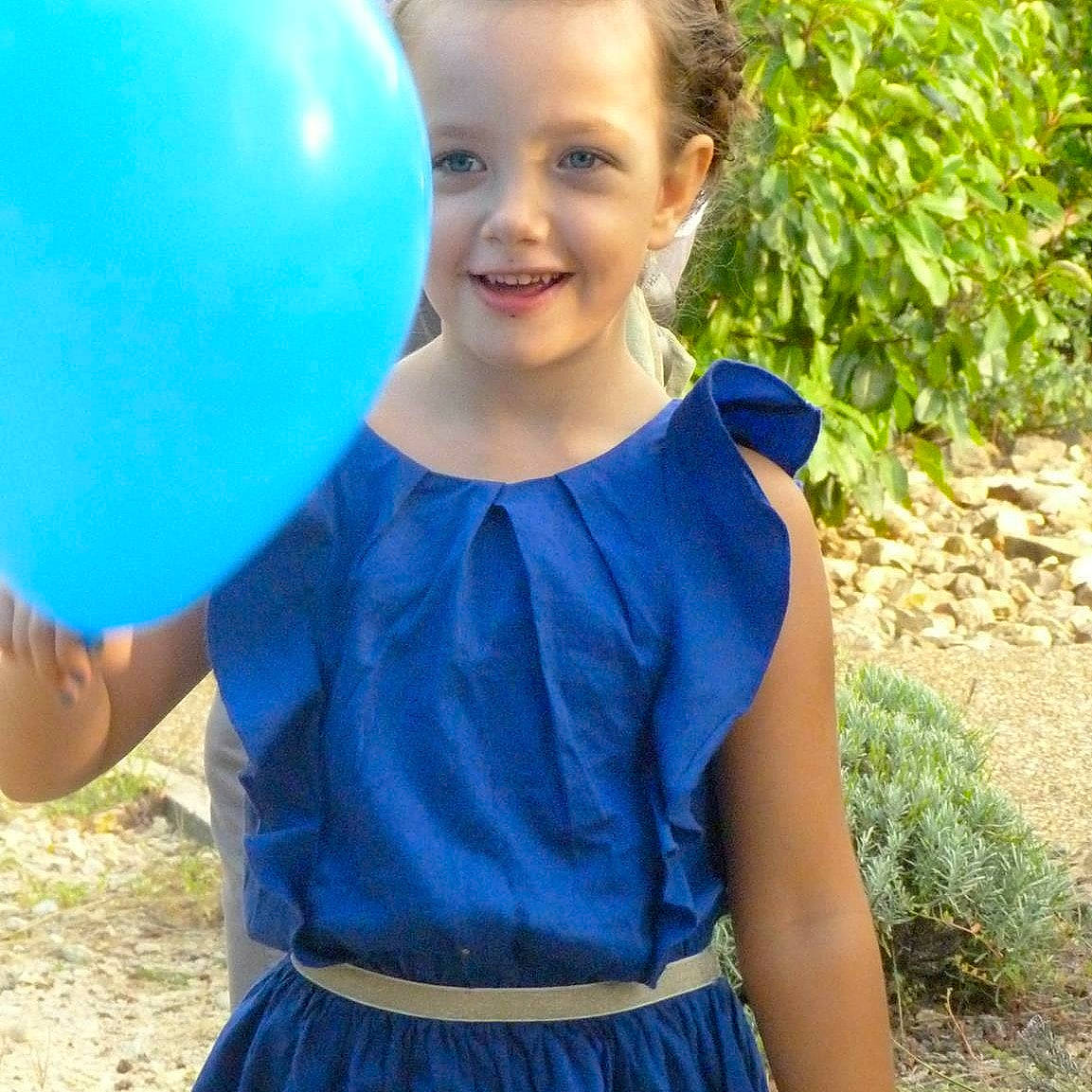 Louna participe au concours pour gagner de l'argent avec cette photo : blue, child, child_model, clothing, cobalt_blue, dress, electric_blue, fun, girl, happiness, joy, neck, outerwear, person, play, shorts, shoulder, sleeve, smile, standing