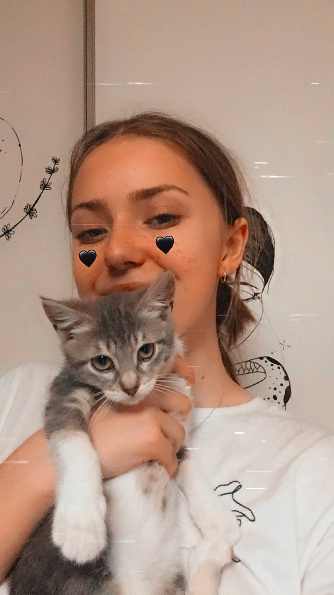 Kira participe au concours pour gagner de l'argent avec cette photo : bed, carnivore, cat, child, comfort, domestic_short_haired_cat, ear, eyelash, fawn, felidae, fur, gesture, iris, jewellery, neck, selfie, shoulder, sitting, small_to_medium_sized_cats, whiskers