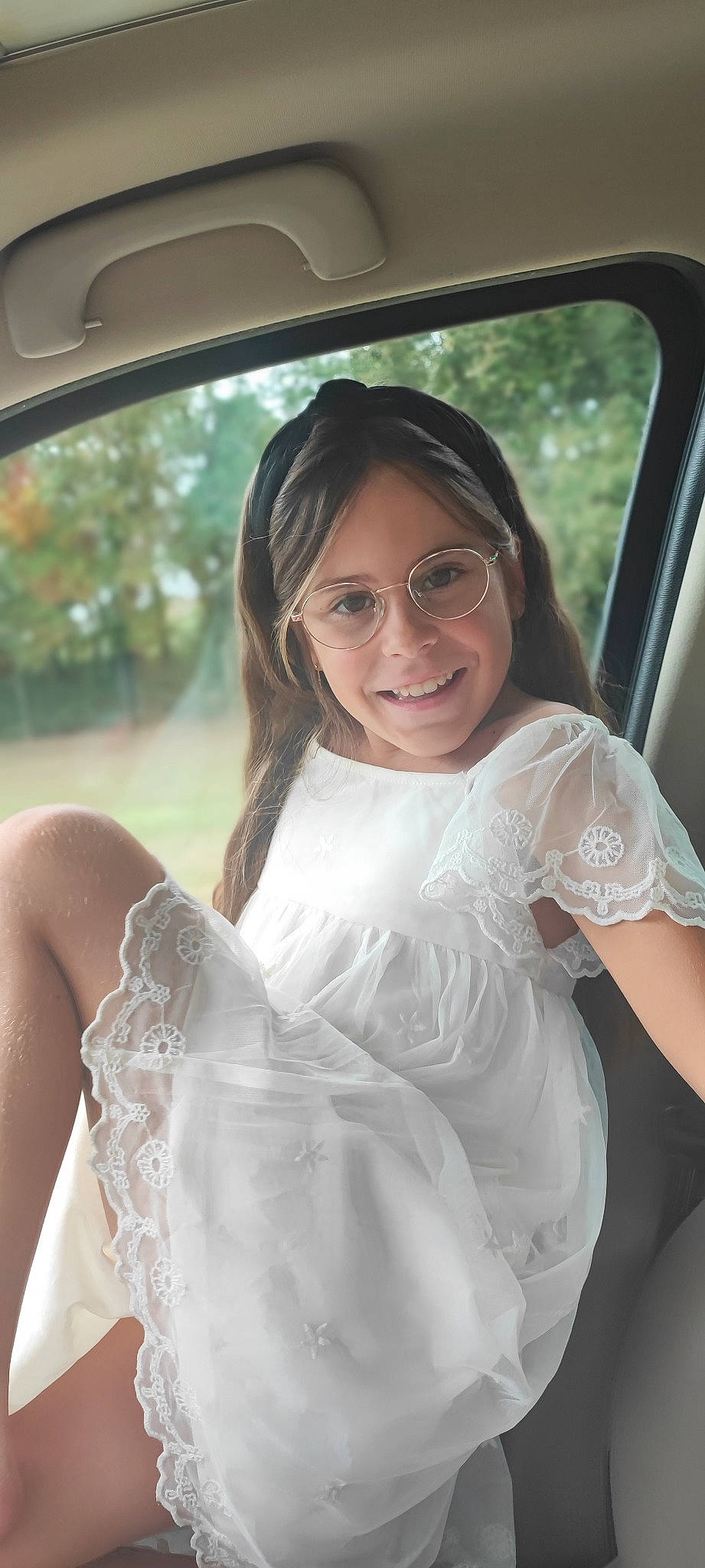 Maëlia a rejoint le concours — aidez-le/la à gagner de superbes lots ! arm, bridal_clothing, dress, facial_expression, finger, flash_photography, gesture, glasses, hair, hairstyle, hand, happy, joy, person, shoulder, skin, smile, textile, vision_care, wedding_dress