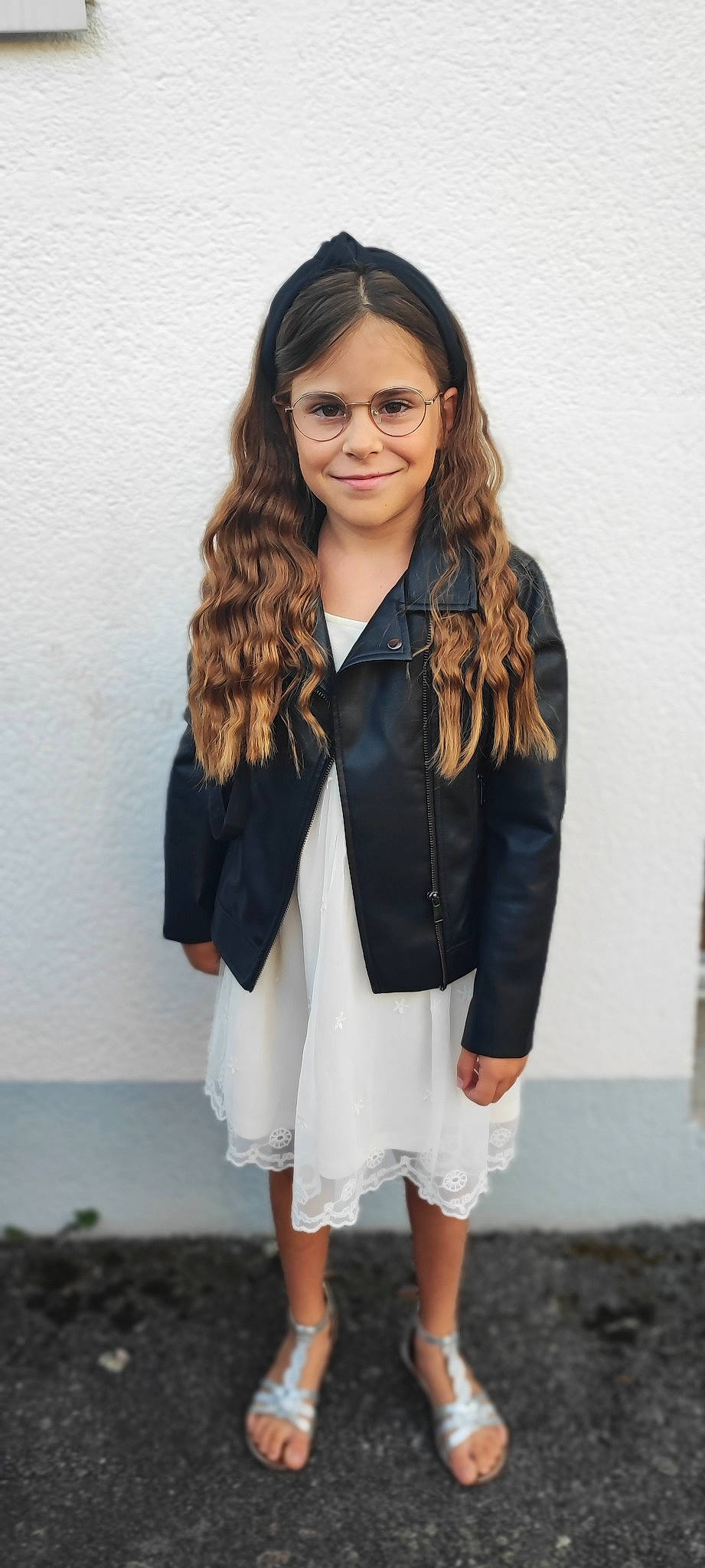 Maëlia participe au concours pour gagner de l'argent avec cette photo : blazer, blond, brown_hair, clothing, collar, electric_blue, event, eyewear, fashion_design, fashion_model, formal_wear, hair, jacket, joy, knee, long_hair, neck, person, sleeve, smile