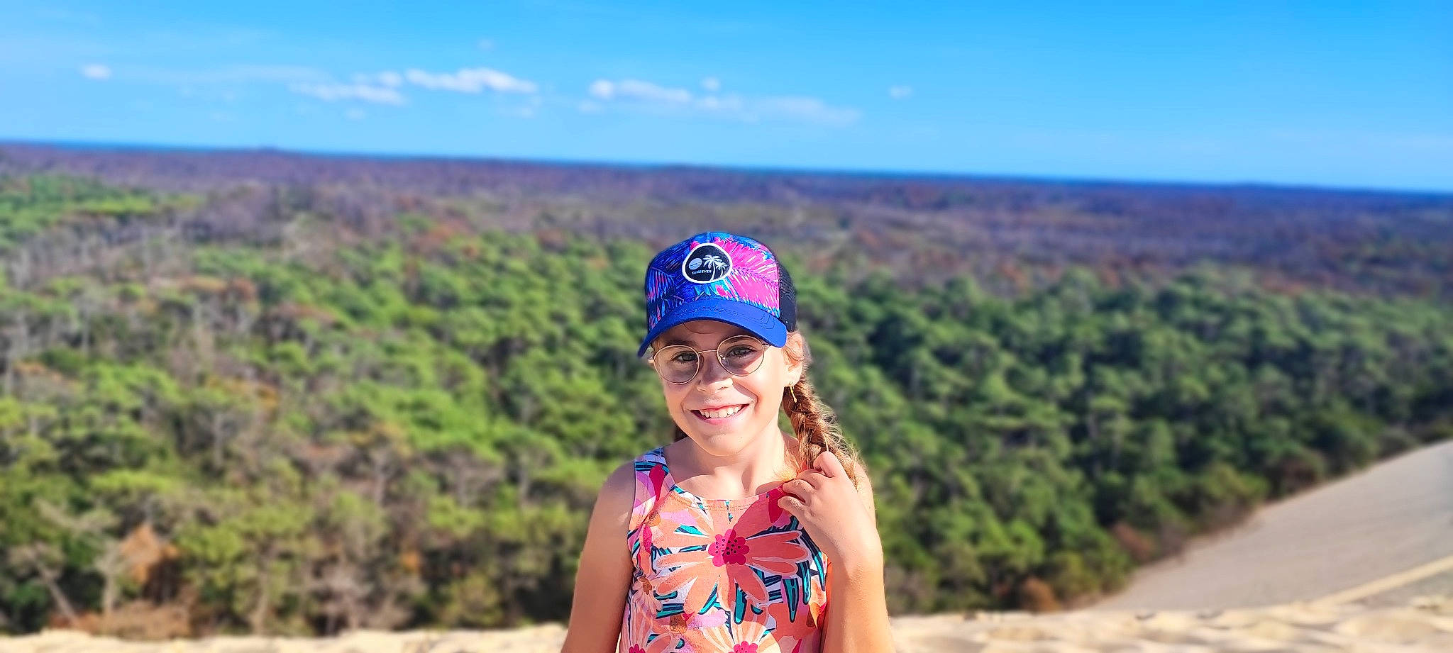 Maëlia a rejoint le concours — aidez-le/la à gagner de superbes lots ! azure, baseball_cap, cap, cloud, ecoregion, eyewear, fun, grass, grassland, happy, headgear, headwear, joy, landscape, leisure, mountainous_landforms, natural_environment, person, plant, sky