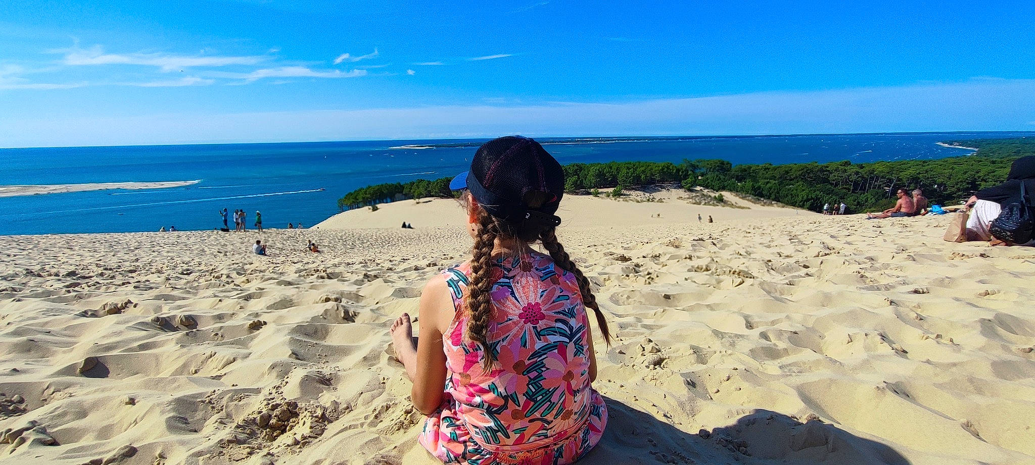 Maëlia a rejoint le concours — aidez-le/la à gagner de superbes lots ! azure, beach, blue, cloud, coastal_and_oceanic_landforms, fun, headland, holiday, horizon, landscape, leisure, people_in_nature, person, plant, rock, sand, shore, sky, travel, tree