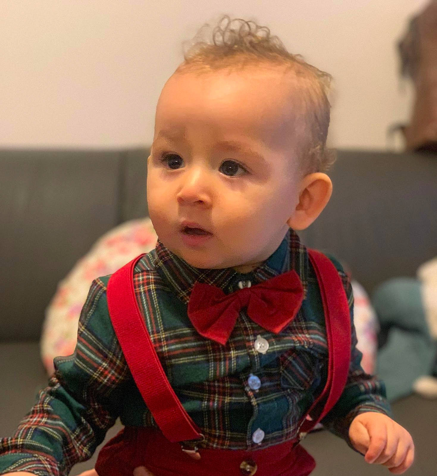 Aris a rejoint le concours — aidez-le/la à gagner de superbes lots ! baby, baby_toddler_clothing, cheek, child, chin, collar, eye, flooring, happy, head, human_body, iris, neck, nose, pattern, person, plaid, skin, sleeve, tartan