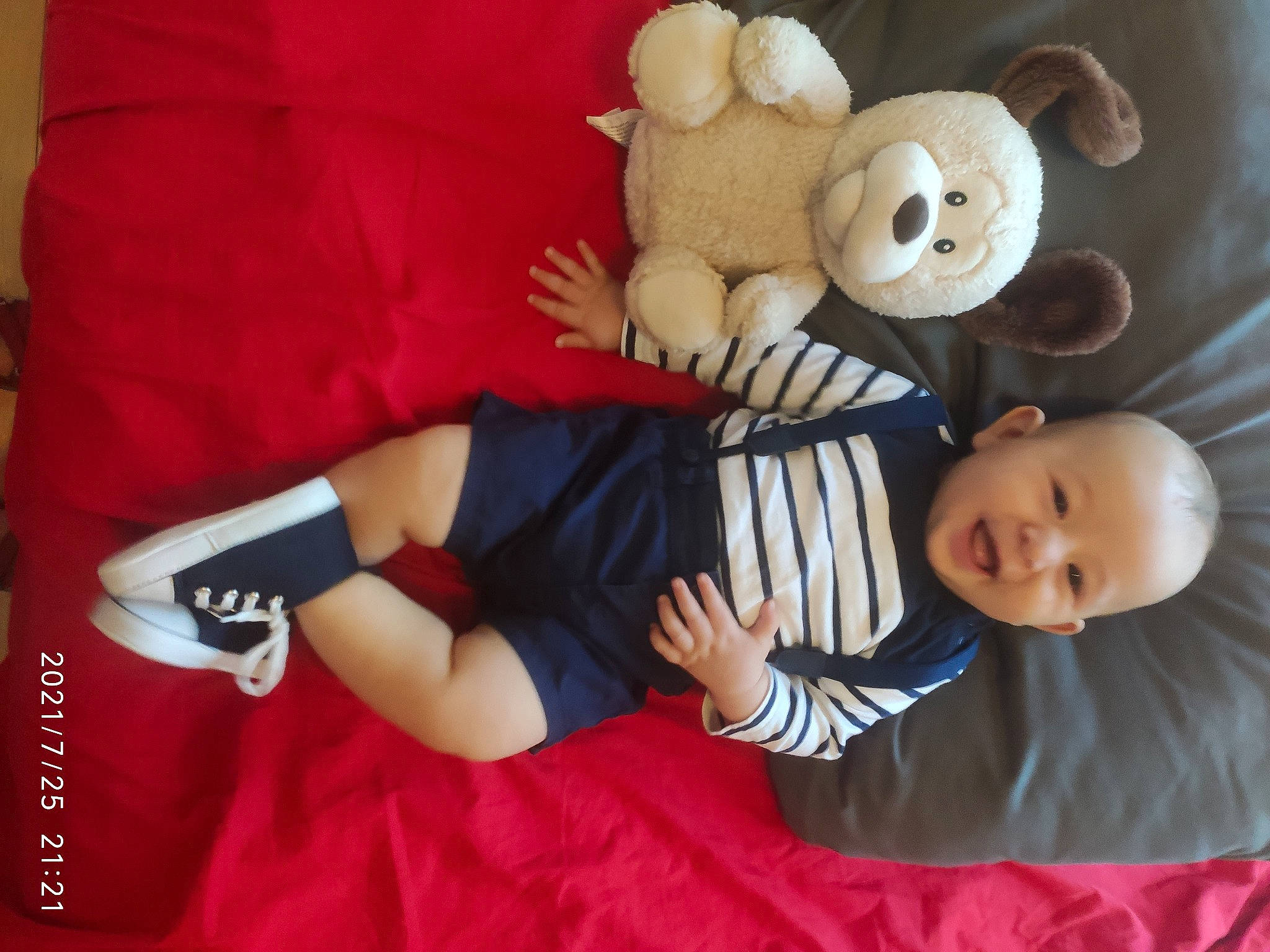 Aris a rejoint le concours — aidez-le/la à gagner de superbes lots ! arm, baby, baby_toddler_clothing, child, comfort, finger, fun, happy, human_body, lap, mammal, person, red, shorts, skin, sock, textile, thigh, toddler, toy