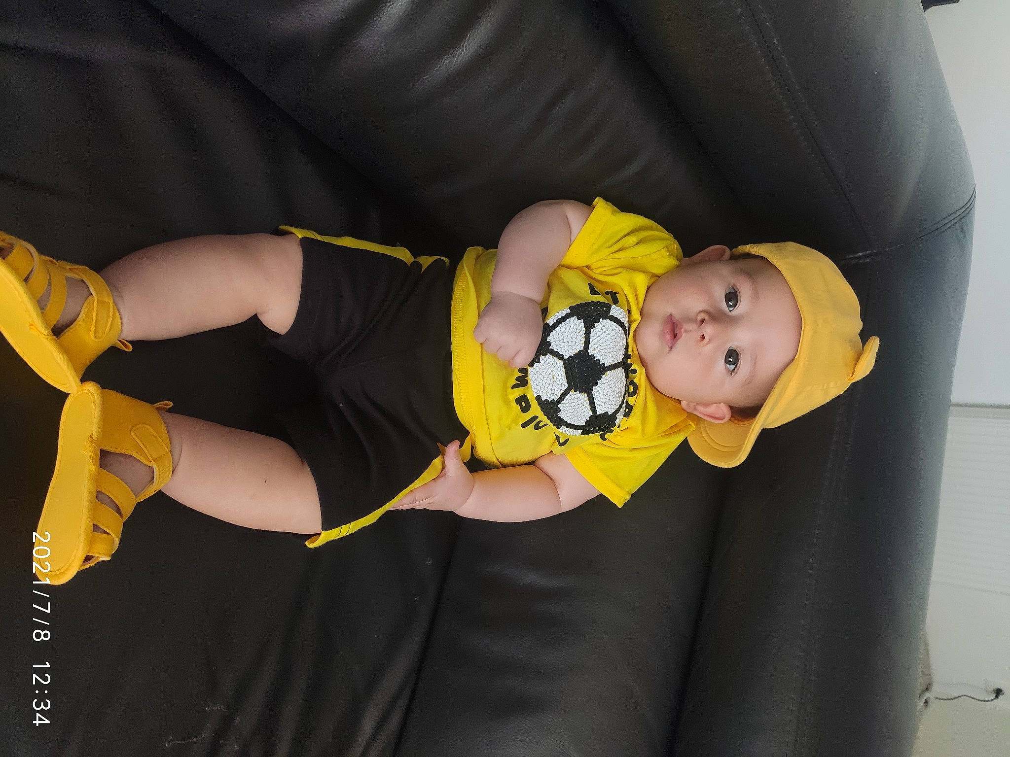 Aris a rejoint le concours — aidez-le/la à gagner de superbes lots ! baby, baby_products, baby_toddler_clothing, child, comfort, event, finger, flash_photography, fun, human_leg, knee, lap, leg, person, product, room, sitting, smile, thigh, toddler