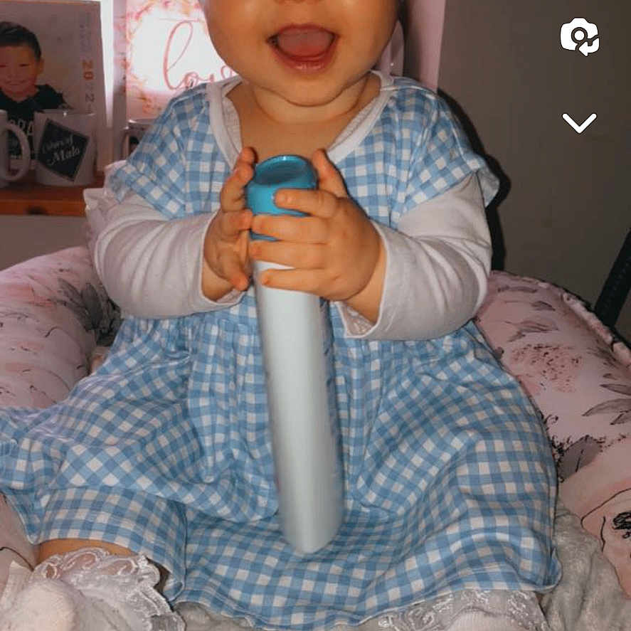 Tahira a rejoint le concours — aidez-le/la à gagner de superbes lots ! baby, bodypart, clothing, cream, dessert, electricaldevice, face, finger, food, hand, happy, hat, head, icecream, laughing, microphone, person, photography, portrait, text