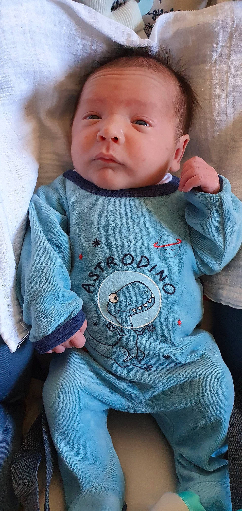 Remy a rejoint le concours — aidez-le/la à gagner de superbes lots ! baby, baby_products, baby_toddler_clothing, blue, cheek, child, person, product, sleeve, t_shirt, toddler