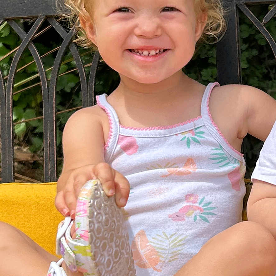Alba participe au concours pour gagner de l'argent avec cette photo : bench, bodypart, child, clothing, dress, face, female, finger, footwear, girl, hand, happy, head, person, photography, portrait, sandal, shoe, shorts, summer