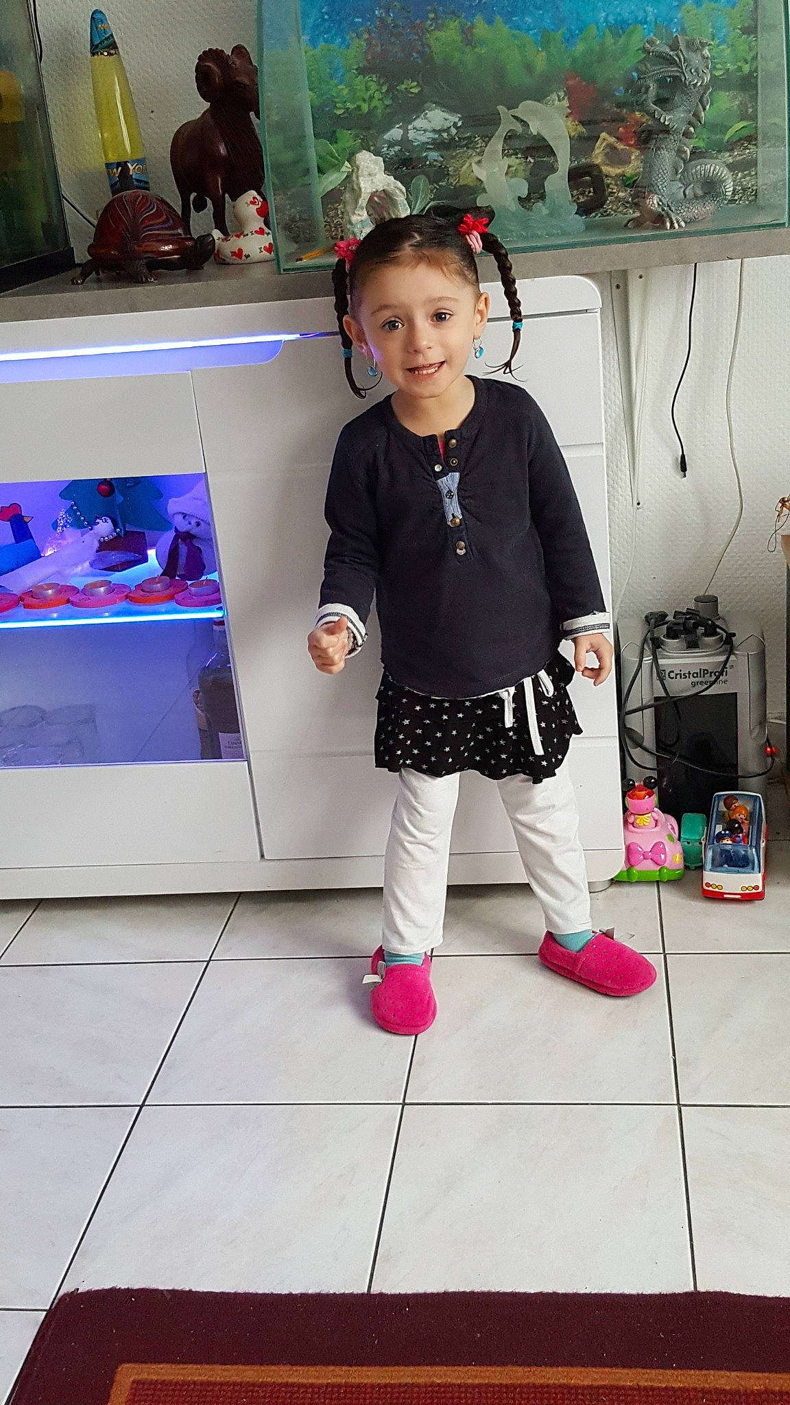 Weena participe au concours pour gagner de l'argent avec cette photo : child, clothing, costume, design, flooring, footwear, fun, girl, joy, person, pink, play, product, shoe, skin, snapshot, standing, textile, toddler