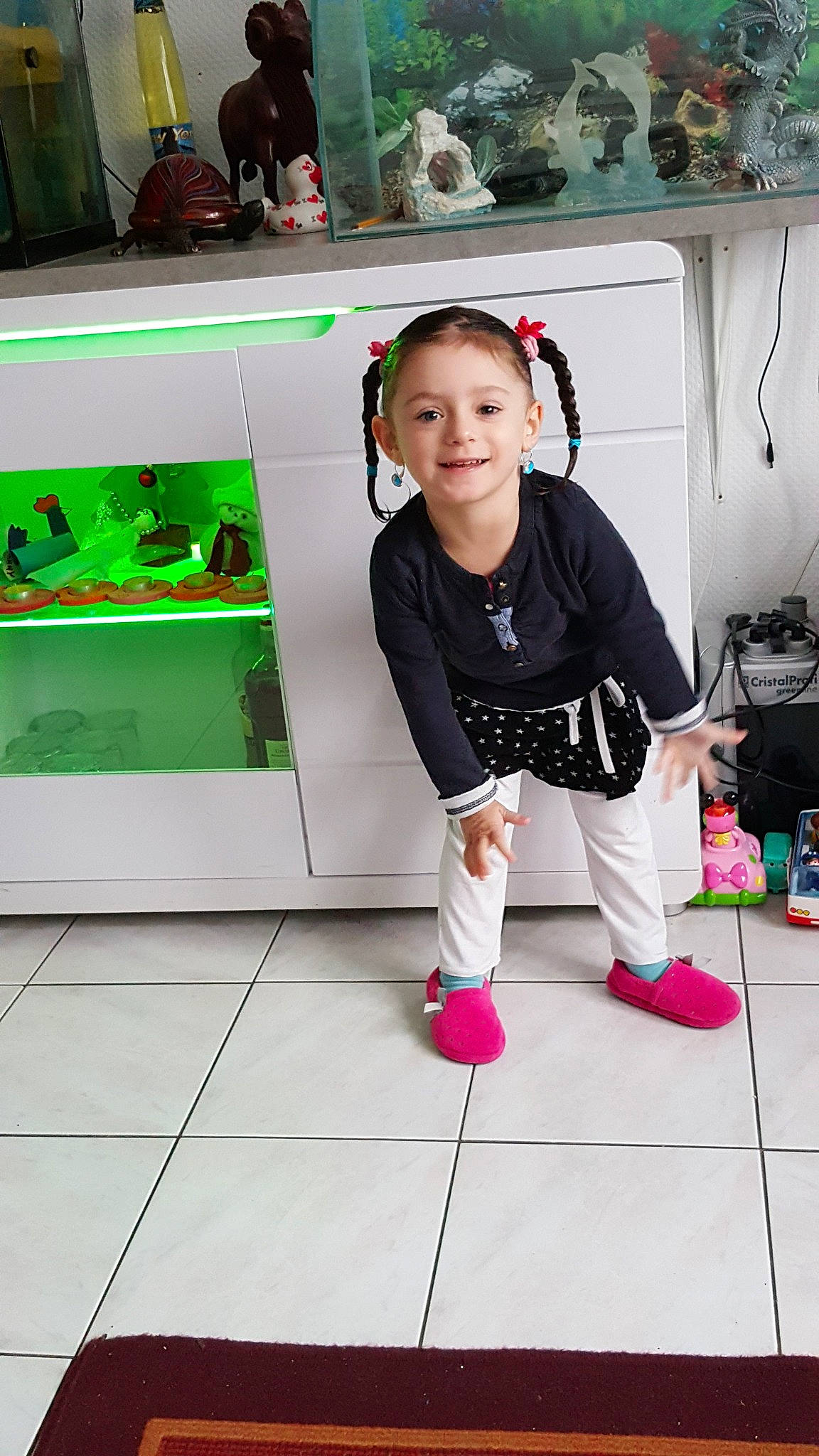 Weena a rejoint le concours — aidez-le/la à gagner de superbes lots ! child, clothing, costume, day, design, floor, flooring, fun, girl, joy, person, play, product, recreation, room, toddler