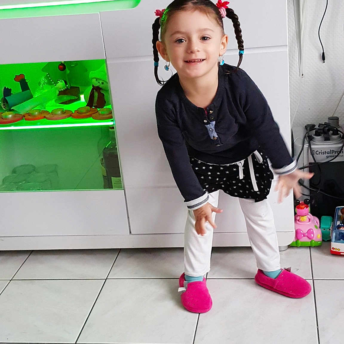 Weena a rejoint le concours — aidez-le/la à gagner de superbes lots ! child, clothing, costume, day, design, floor, flooring, fun, girl, joy, person, play, product, recreation, room, toddler