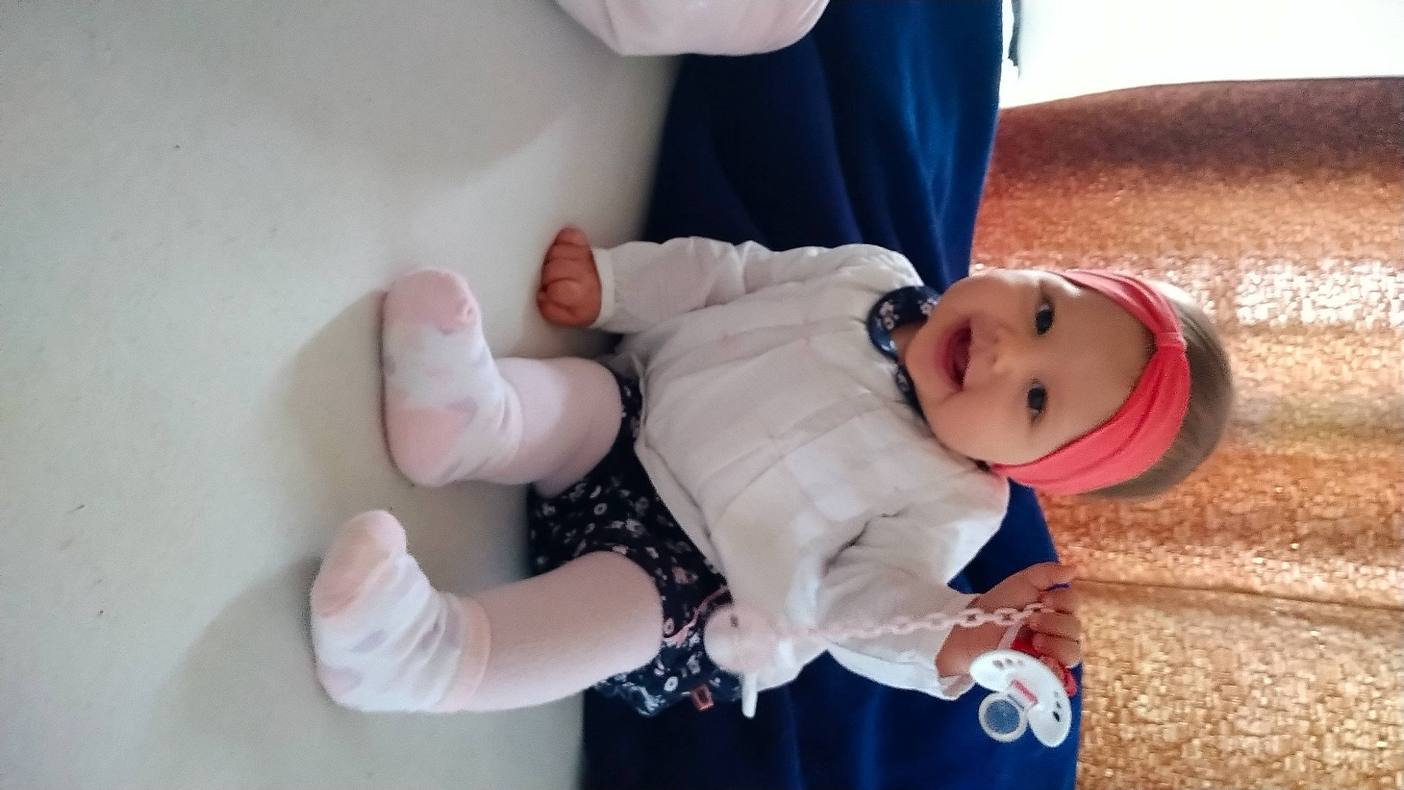 Hind a rejoint le concours — aidez-le/la à gagner de superbes lots ! arm, baby, baby_products, baby_toddler_clothing, cheek, child, comfort, finger, gesture, happy, hat, headwear, human_body, pattern, person, room, sitting, sleeve, smile, thumb