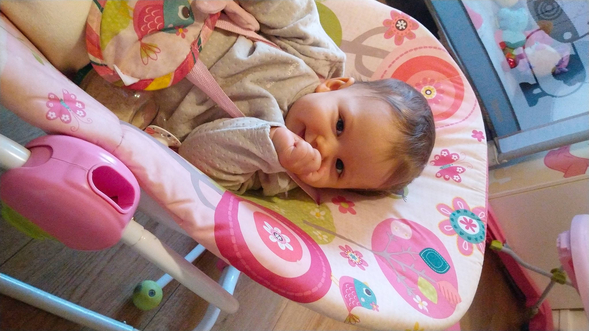 Hind participe au concours pour gagner de l'argent avec cette photo : baby, baby_carriage, baby_products, baby_toddler_clothing, baby_toys, cheek, child, drinkware, fun, happy, person, pink, play, room, sitting, skin, stuffed_toy, toddler, toy