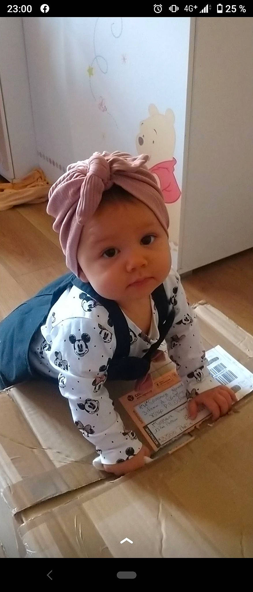 Hind a rejoint le concours — aidez-le/la à gagner de superbes lots ! baby, baby_safety, baby_toddler_clothing, beanie, cap, cheek, child, fashion_accessory, flooring, fun, hardwood, headgear, headwear, pattern, person, personal_protective_equipment, room, sitting, sleeve, toddler