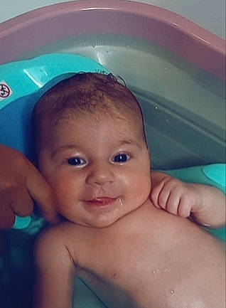 Eliana a rejoint le concours — aidez-le/la à gagner de superbes lots ! arm, azure, baby_bathing, cheek, chin, ear, eye, eyebrow, face, forehead, hair, head, human_body, joy, lip, mouth, neck, nose, person, skin