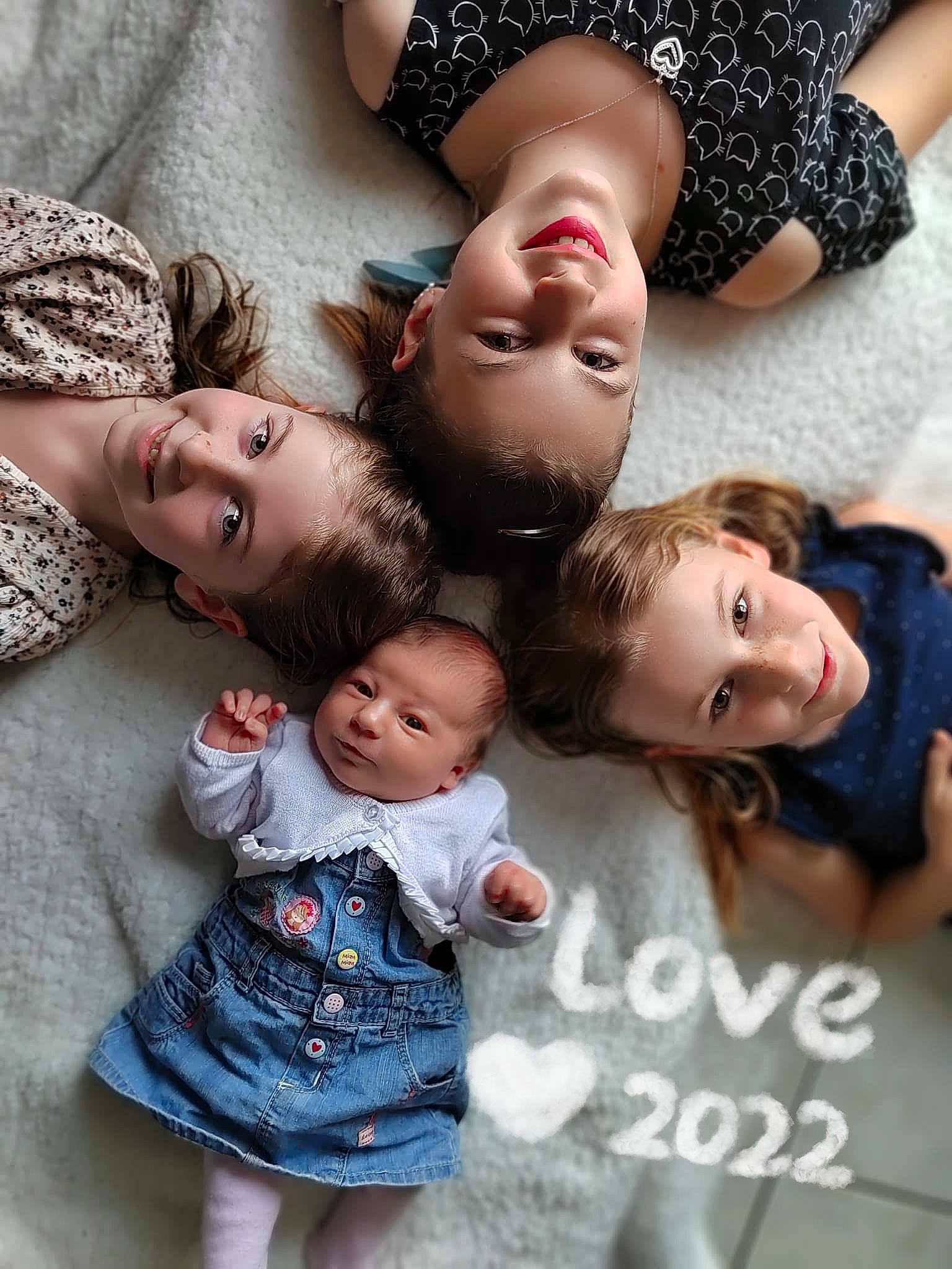 Eliana a rejoint le concours — aidez-le/la à gagner de superbes lots ! baby_toddler_clothing, cheek, child, facial_expression, fun, gesture, grass, happy, human, joy, lip, mammal, mouth, people, person, photograph, skin, sleeve, smile, social_group