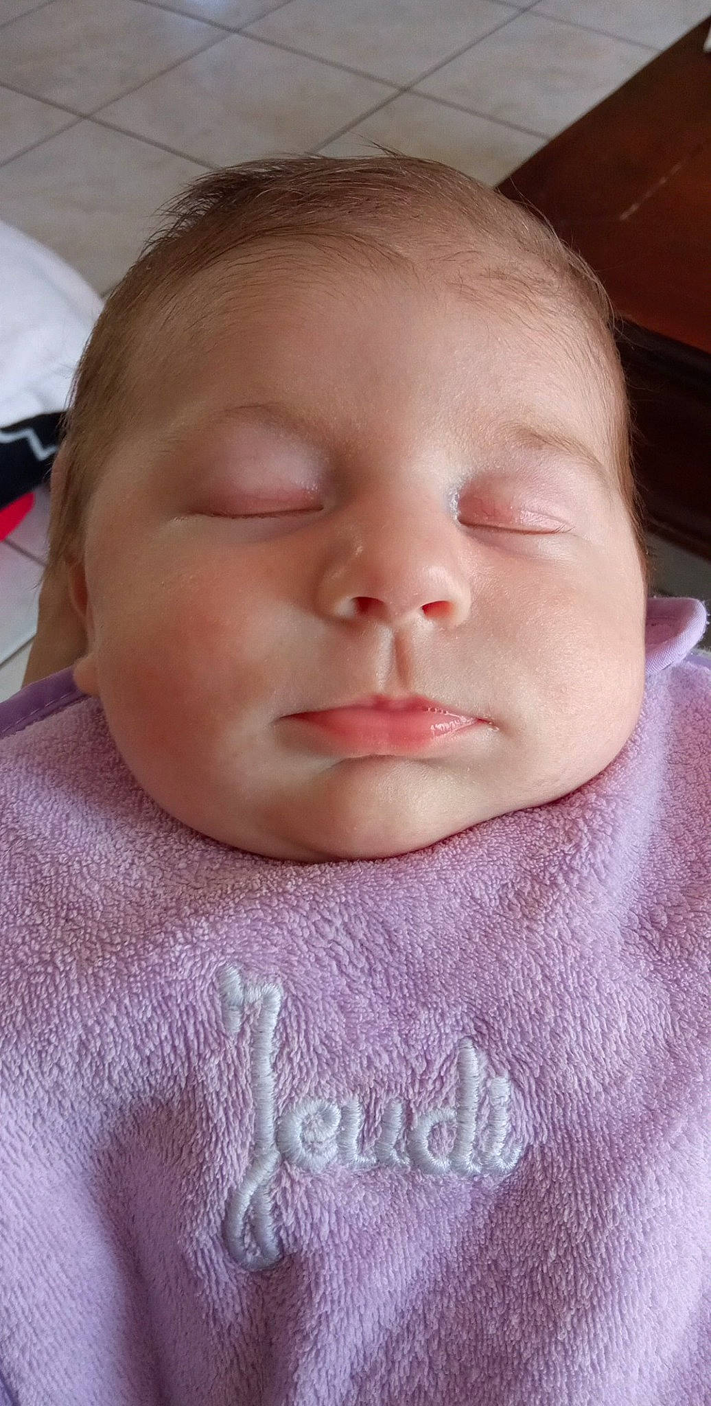 Eliana participe au concours pour gagner de l'argent avec cette photo : baby, baby_toddler_clothing, cheek, child, chin, close_up, comfort, eyebrow, eyelash, forehead, iris, jaw, lip, mouth, neck, nose, person, pink, skin, sleeve