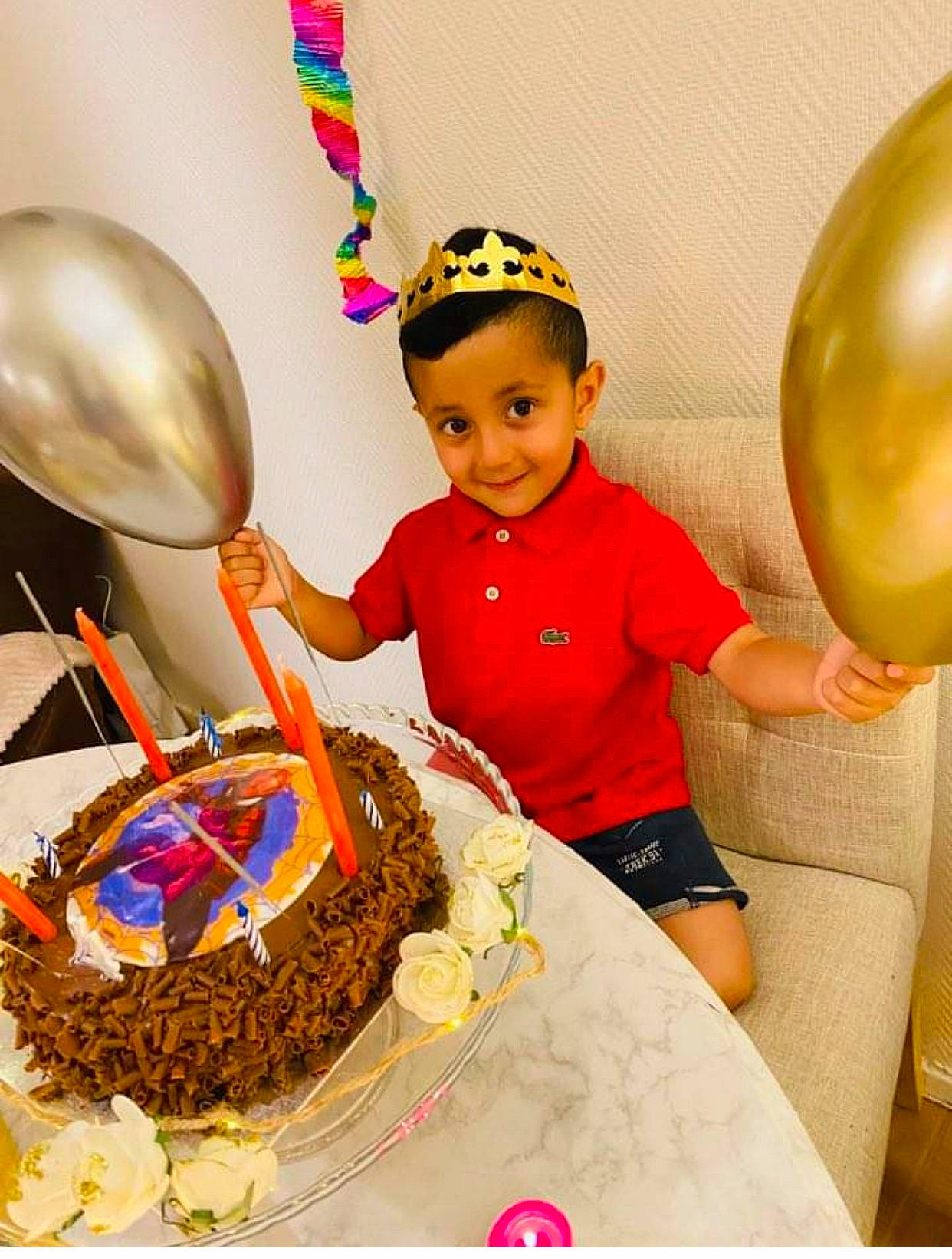 Khalil a rejoint le concours — aidez-le/la à gagner de superbes lots ! balloon, birthday, birthday_cake, birthday_candle, cake, cake_decorating, cake_decorating_supply, child, dessert, event, food, fun, happy, hat, joy, party_supply, person, plate, smile, sugar_cake