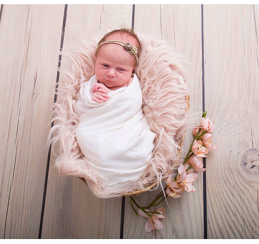 Andréa a rejoint le concours — aidez-le/la à gagner de superbes lots ! baby, baby_products, beige, child, dress, fashion_accessory, hair_accessory, head, headgear, outerwear, person, photograph, pink, product, swing, textile, toddler