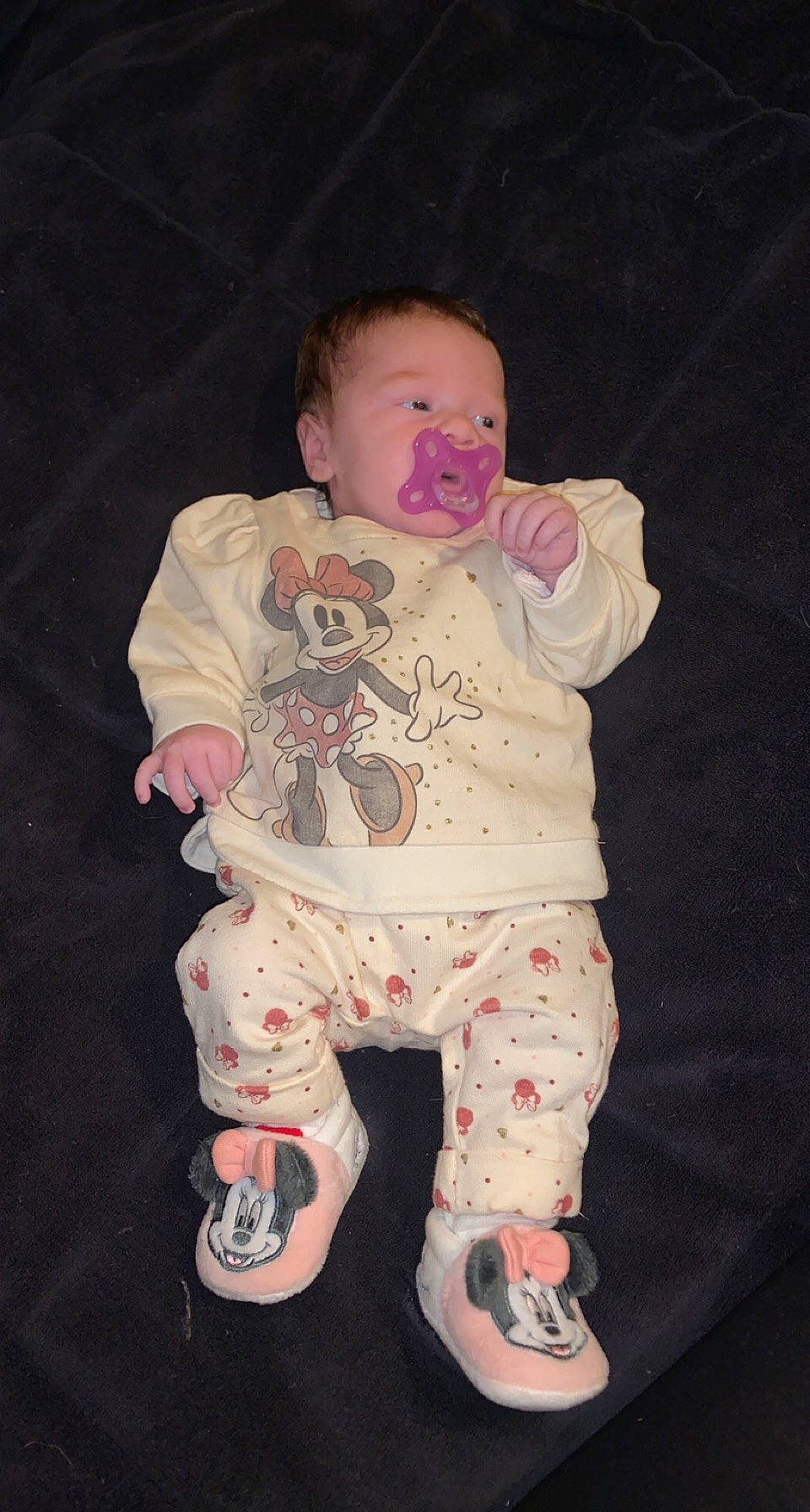 Eva participe au concours pour gagner de l'argent avec cette photo : arm, baby, baby_products, baby_toddler_clothing, cheek, chest, chin, comfort, eye, head, human_body, iris, leg, mouth, neck, nose, person, pink, sitting, sleeve