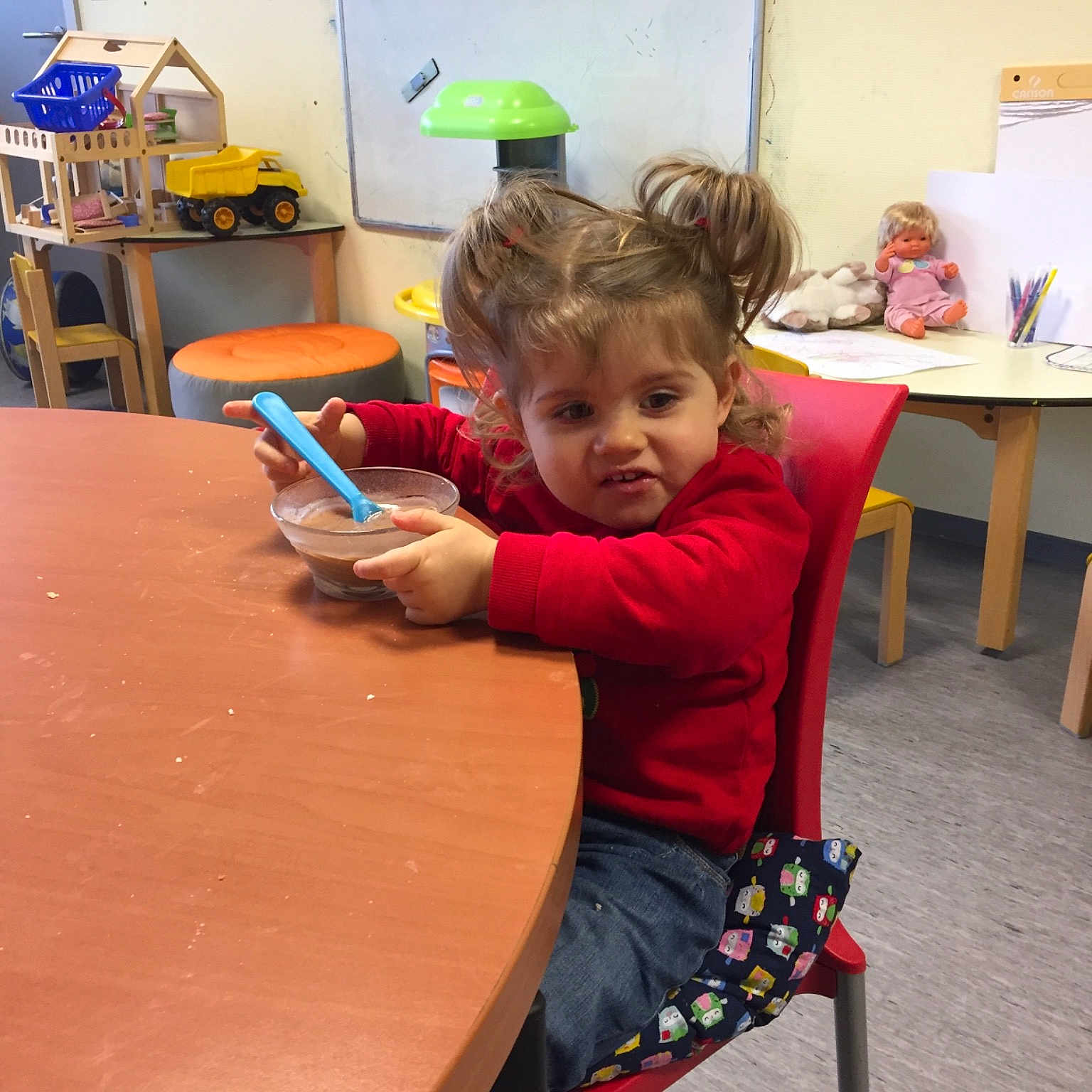 Ilyana a rejoint le concours — aidez-le/la à gagner de superbes lots ! child, fun, furniture, girl, kindergarten, learning, person, play, room, school, standing, table, toddler