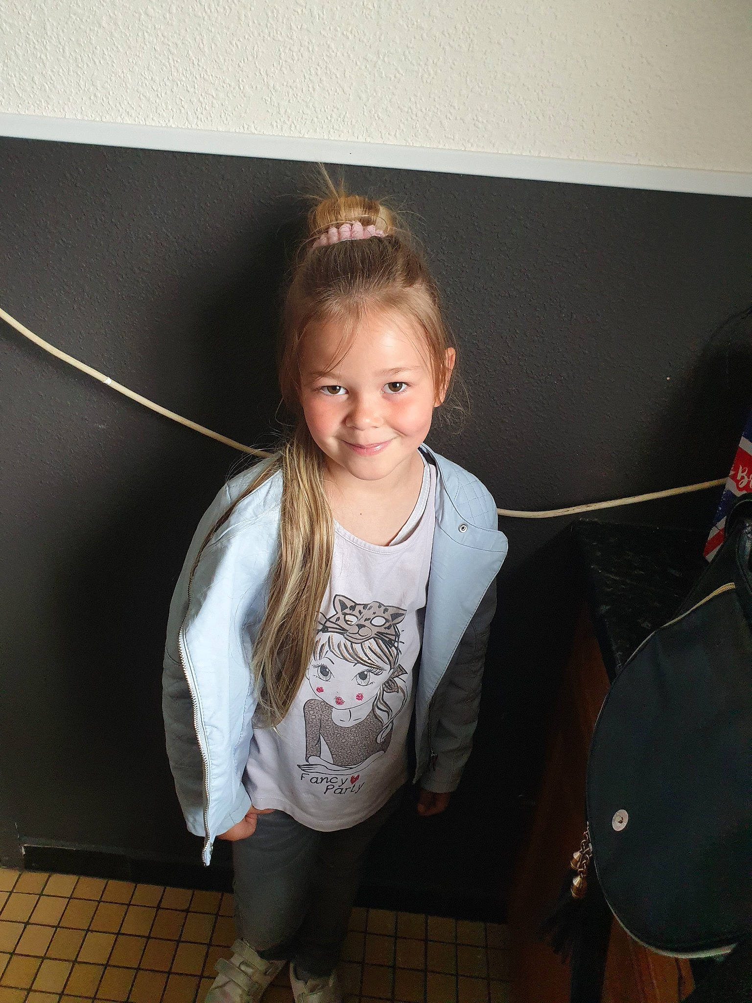 Chloe participe au concours pour gagner de l'argent avec cette photo : child, eye, fun, hair, hairstyle, iris, joint, joy, long_hair, person, shoulder, smile, standing, toddler, vacation