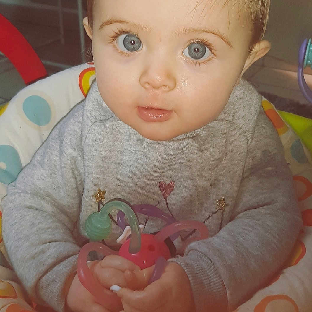 Kélia participe au concours pour gagner de l'argent avec cette photo : cheek, child, eye, face, fun, girl, head, human_hair_color, infant, iris, lip, nose, person, pink, play, product, skin, smile, toddler