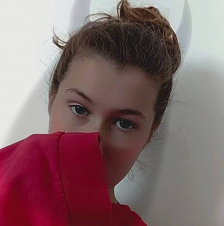 Lara participe au concours pour gagner de l'argent avec cette photo : brown_hair, chin, ear, eyebrow, eyelash, face, fashion_accessory, fashion_design, flash_photography, forehead, happy, iris, jaw, lip, neck, no_expression, nose, person, shoulder, skin