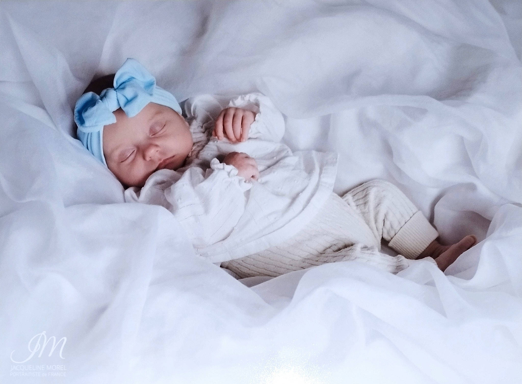 Zoé a rejoint le concours — aidez-le/la à gagner de superbes lots ! baby, baby_sleeping, baby_toddler_clothing, bed, bed_sheet, bedding, bedtime, child, comfort, event, foot, fur, happy, linens, nap, person, portrait_photography, room, sitting, sleep