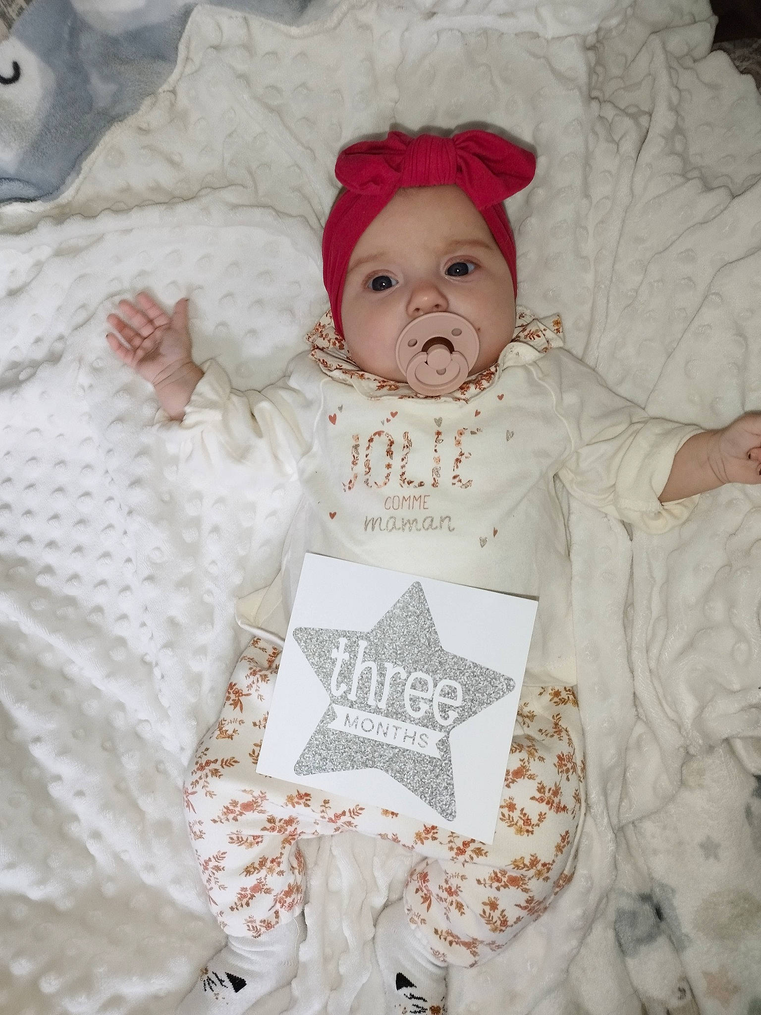 Zoé a rejoint le concours — aidez-le/la à gagner de superbes lots ! baby, baby_sleeping, baby_toddler_clothing, beauty, cheek, child, comfort, eye, fur, happy, headgear, headwear, linens, outerwear, pattern, person, pink, skin, sleeve, textile