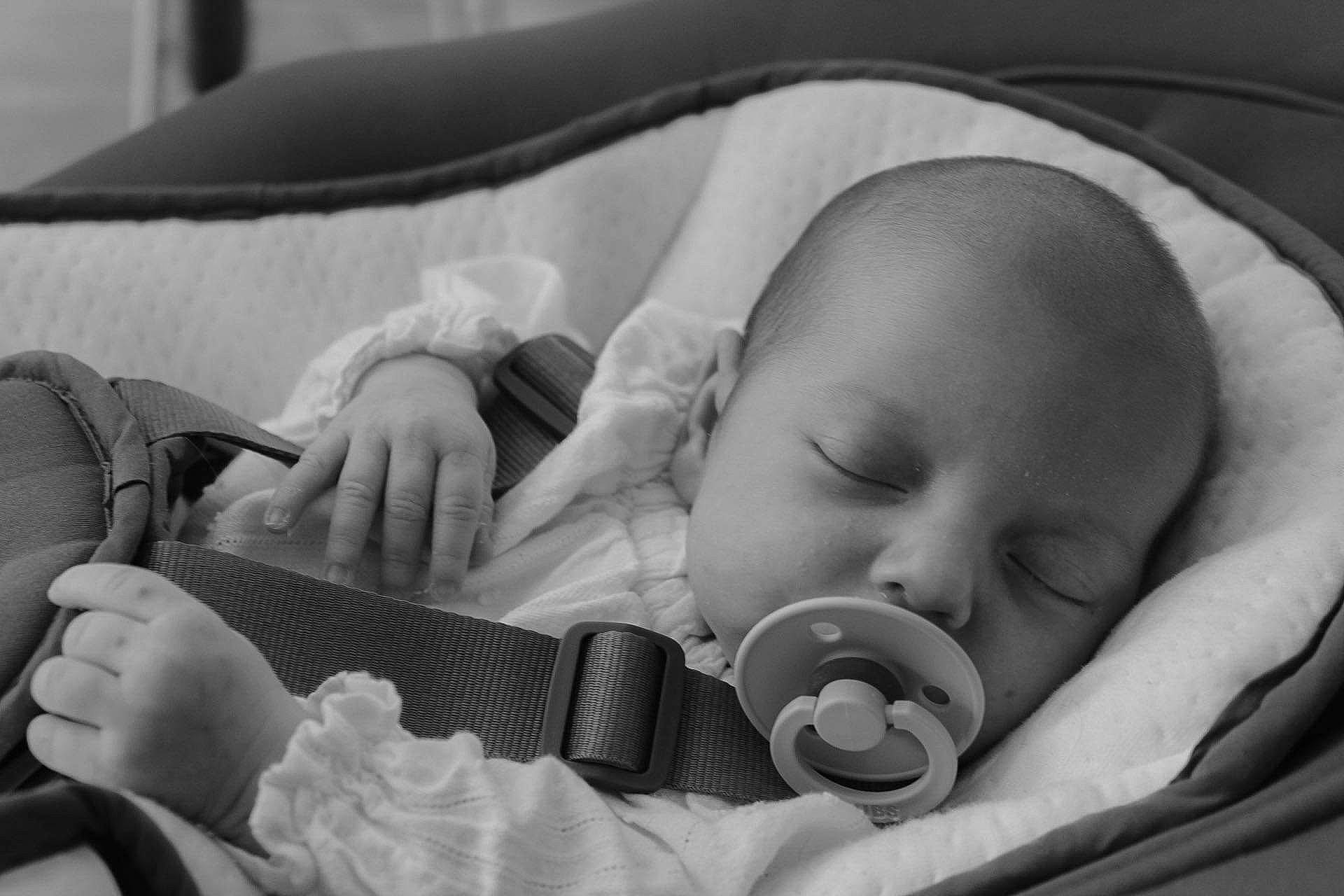 Zoé participe au concours pour gagner de l'argent avec cette photo : baby, baby_products, baby_sleeping, baby_toddler_clothing, black, cheek, child, comfort, finger, gesture, hand, linens, monochrome, monochrome_photography, mouth, person, photograph, skin, snapshot, toddler