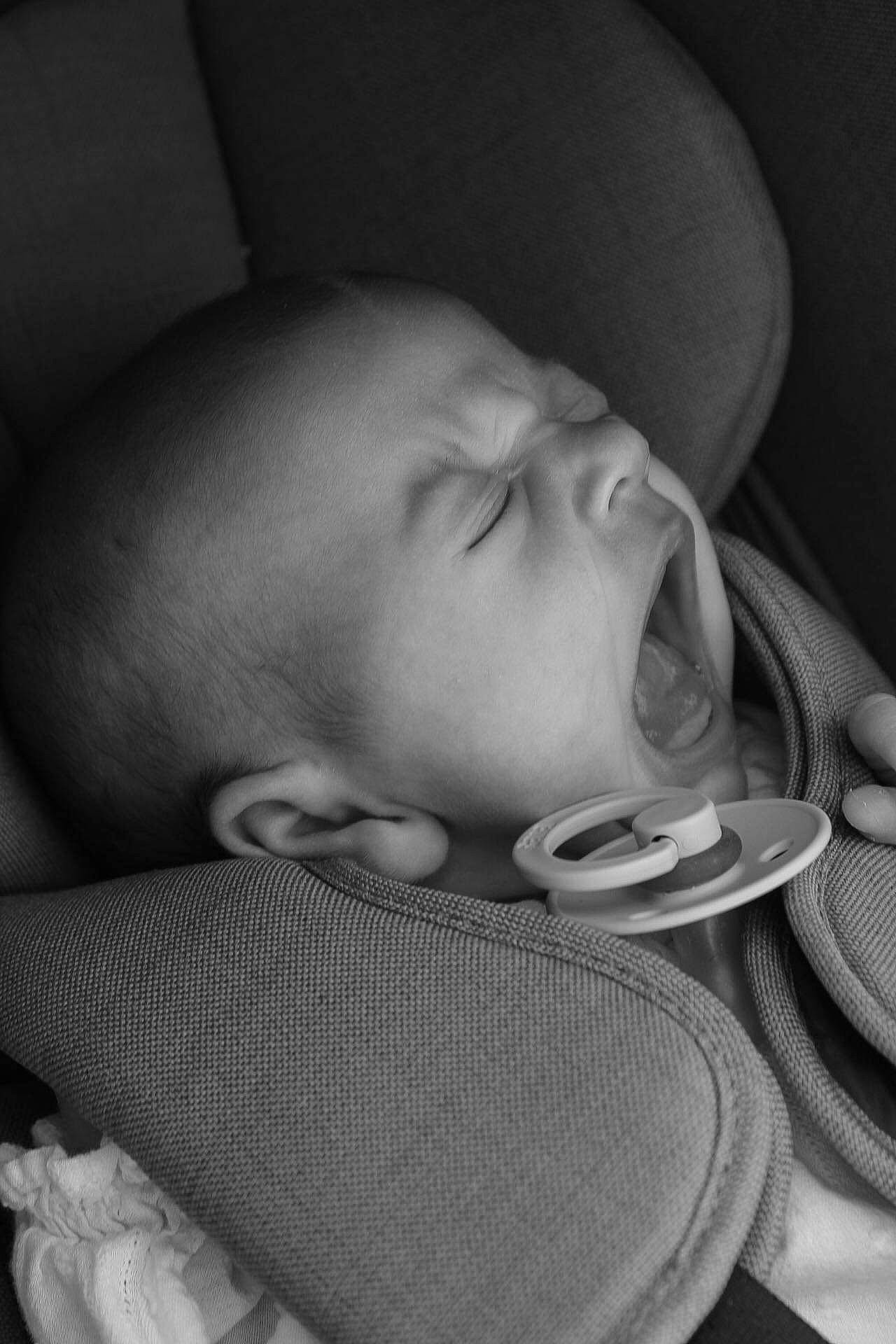 Zoé participe au concours pour gagner de l'argent avec cette photo : baby, baby_sleeping, cheek, chin, comfort, ear, eye, eyebrow, face, finger, hair, hand, head, human_body, iris, lip, mouth, nose, person, skin