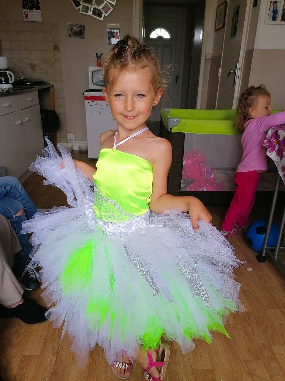 Joy a rejoint le concours — aidez-le/la à gagner de superbes lots ! baby_toddler_clothing, ballet_tutu, child, cocktail_dress, dance, day_dress, event, fashion_design, flooring, formal_wear, fun, gown, happy, hardwood, joy, person, picture_frame, pink, purple, ruffle