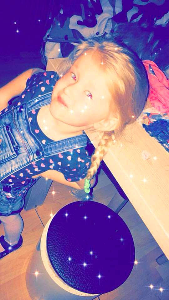 Gina participe au concours pour gagner de l'argent avec cette photo : blue, cool, fun, girl, human_hair_color, long_hair, person, purple, space