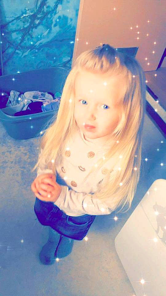 Gina participe au concours pour gagner de l'argent avec cette photo : blond, blue, child, doll, face, fun, girl, head, human_hair_color, infant, iris, toddler, water