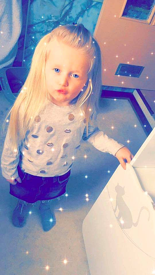 Gina participe au concours pour gagner de l'argent avec cette photo : blond, blue, child, doll, fun, girl, hair, human_hair_color, infant, iris, person, play, product, purple, skin, toddler, toy