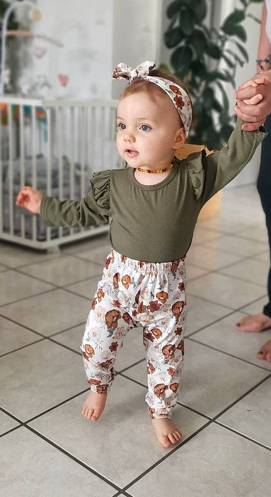 Anna participe au concours pour gagner de l'argent avec cette photo : active_pants, baby, baby_toddler_clothing, beauty, child, event, face, flooring, happy, headband, human_leg, joint, pattern, person, photograph, shoulder, sleeve, snapshot, standing, toddler