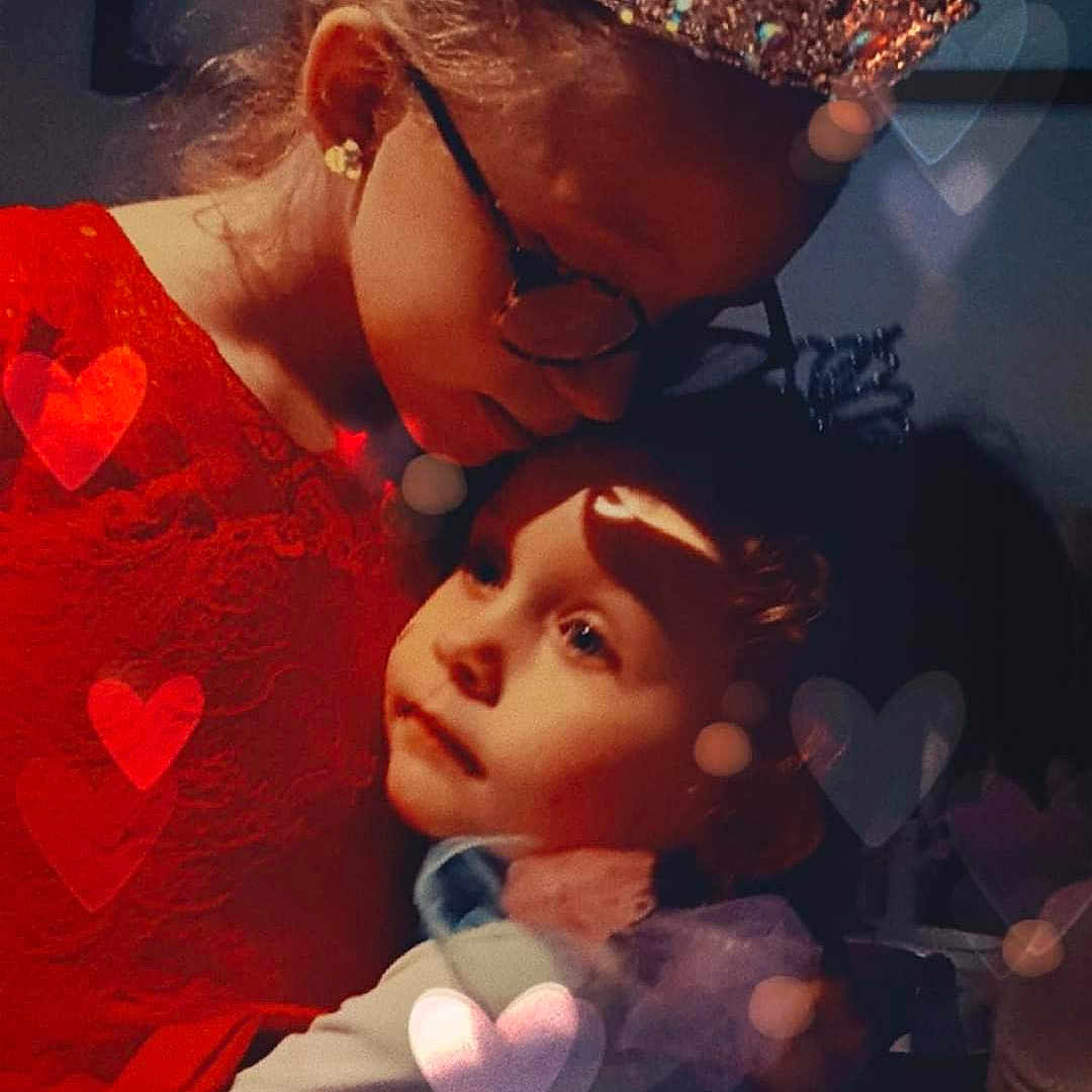 Ambre Et Cinzia participe au concours pour gagner de l'argent avec cette photo : accessories, baby, child, clothing, costume, crown, face, female, girl, glasses, head, hugging, jewelry, lady, necklace, people, person, photography, portrait, tiara