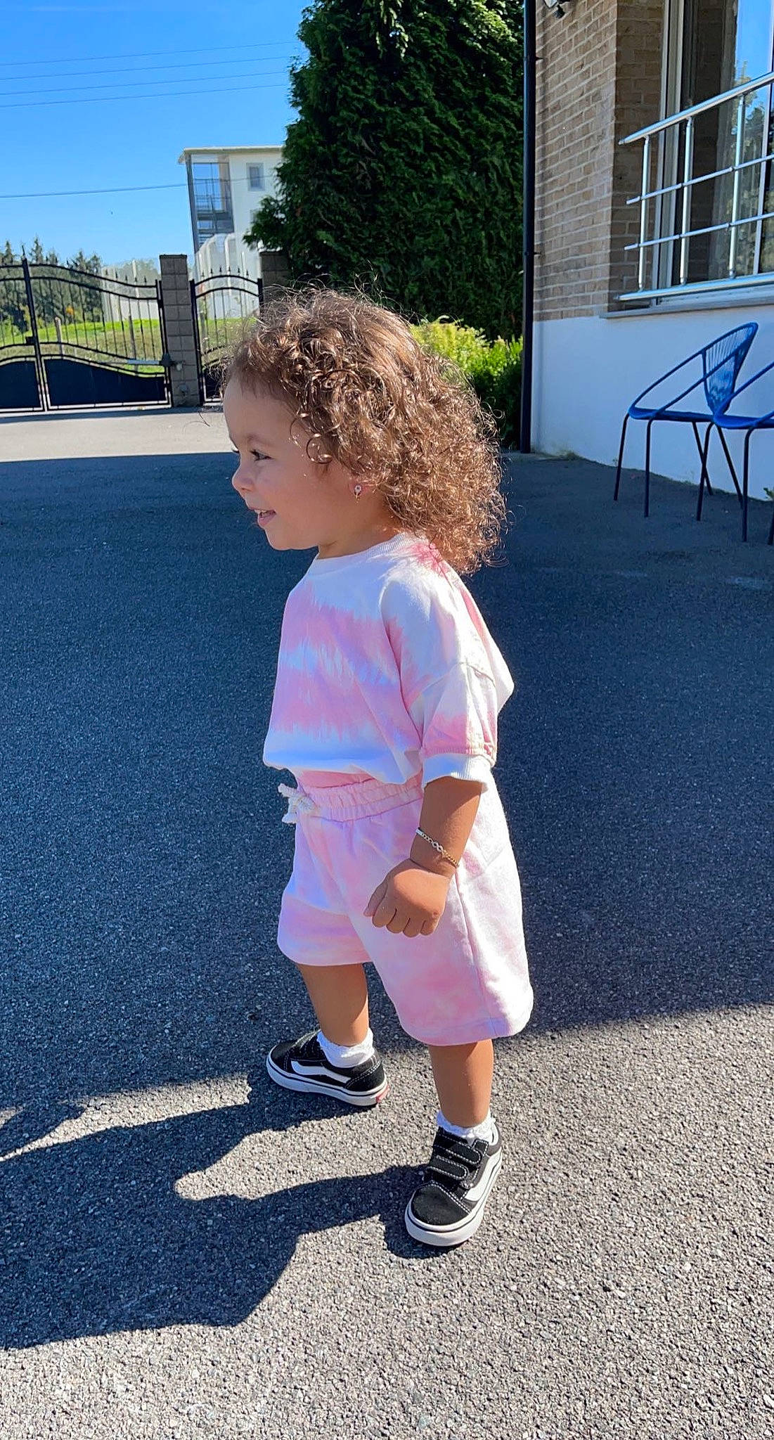 Mira participe au concours pour gagner de l'argent avec cette photo : asphalt, bench, chair, child, denim, electric_blue, fun, furniture, grass, human_leg, leg, leisure, person, plant, recreation, road_surface, shorts, sidewalk, t_shirt, toddler