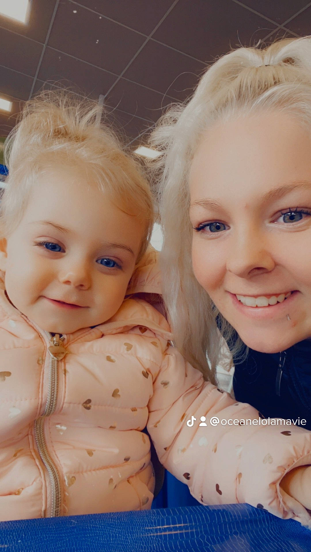 Lola participe au concours pour gagner de l'argent avec cette photo : arm, baby_toddler_clothing, blond, cheek, chin, eyebrow, fun, gesture, hand, happy, human_body, interaction, iris, joy, lip, nose, people_in_nature, person, skin, sleeve
