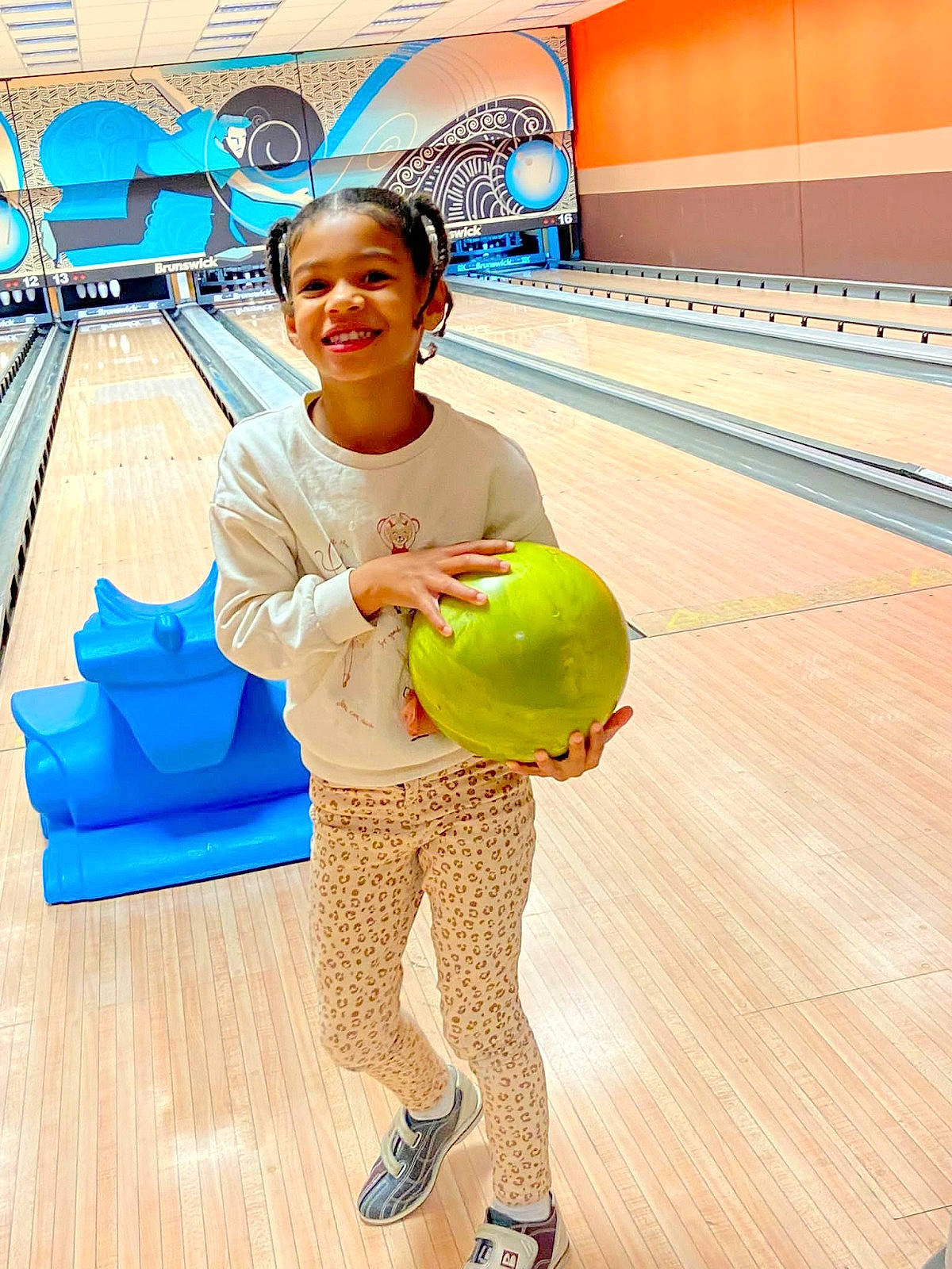 Ilana a rejoint le concours — aidez-le/la à gagner de superbes lots ! ball, ball_game, bowler, bowling, bowling_ball, bowling_equipment, bowling_pin, child, flooring, fun, games, happy, helmet, joy, leisure, person, recreation, smile, sports, sports_equipment
