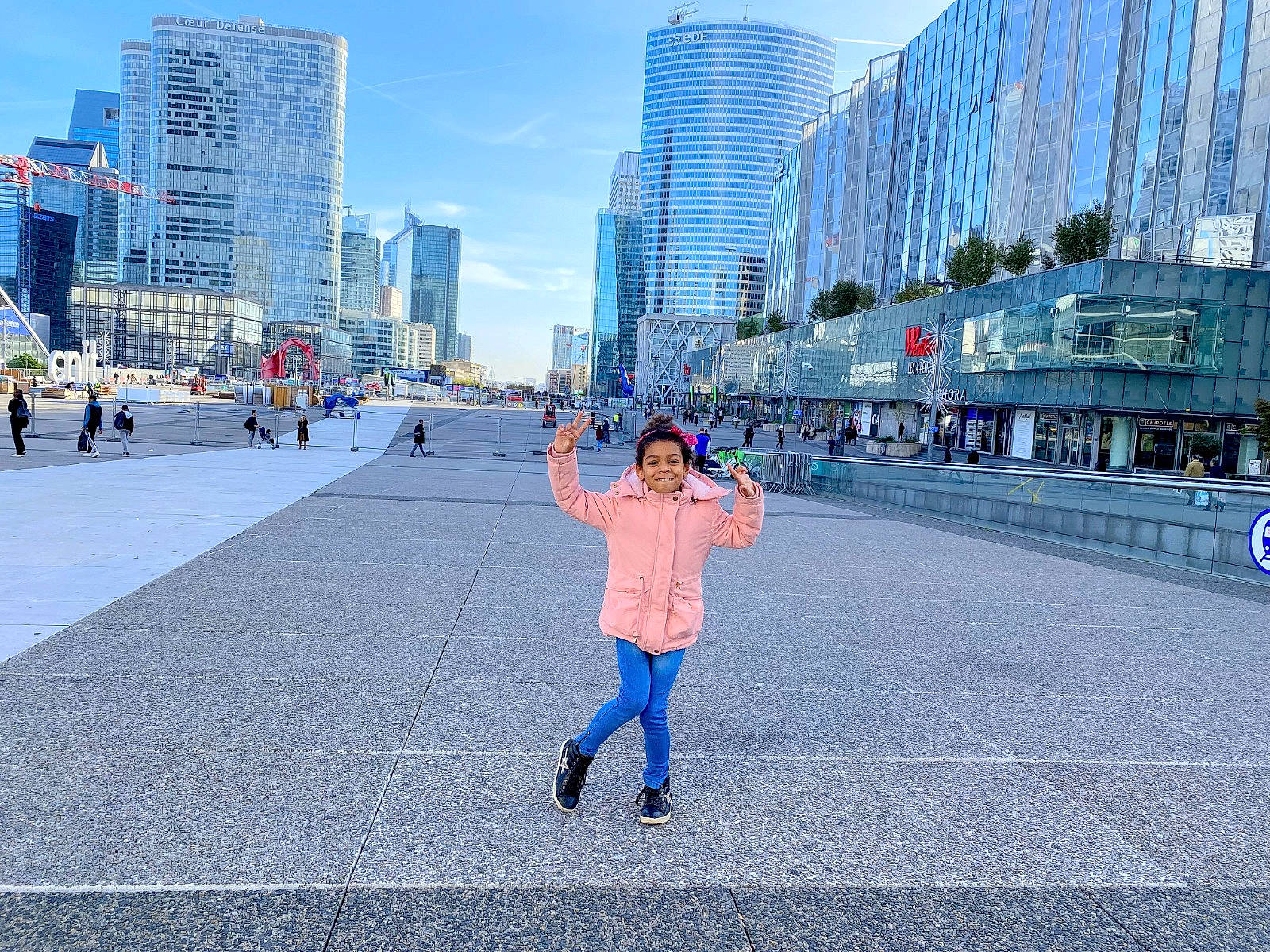 Ilana participe au concours pour gagner de l'argent avec cette photo : asphalt, building, city, cloud, daytime, electric_blue, infrastructure, joy, leisure, morning, pedestrian, person, public_space, road, road_surface, sidewalk, sky, skyscraper, thoroughfare, tower_block