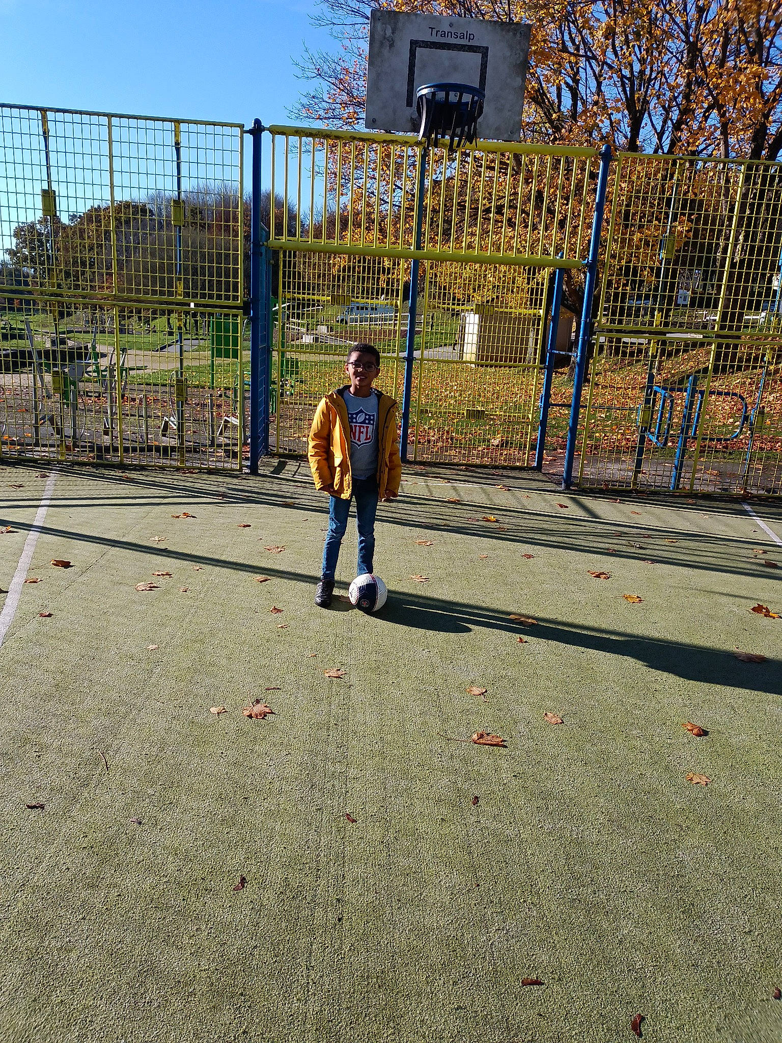 Ethane participe au concours pour gagner de l'argent avec cette photo : asphalt, city, concrete, fence, grass, joy, landscape, leisure, metal, pedestrian, person, recreation, road, road_surface, rolling, shadow, sidewalk, sky, soil, street