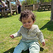 Wael participe au concours pour gagner de l'argent avec cette photo : child, toddler, grass, outdoor, sunny, barefoot, curly_hair, smile, casual_clothing, picnic_shelter, bench, tree, blue_sky, people, park, daylight, relaxation, nature, playful, happy